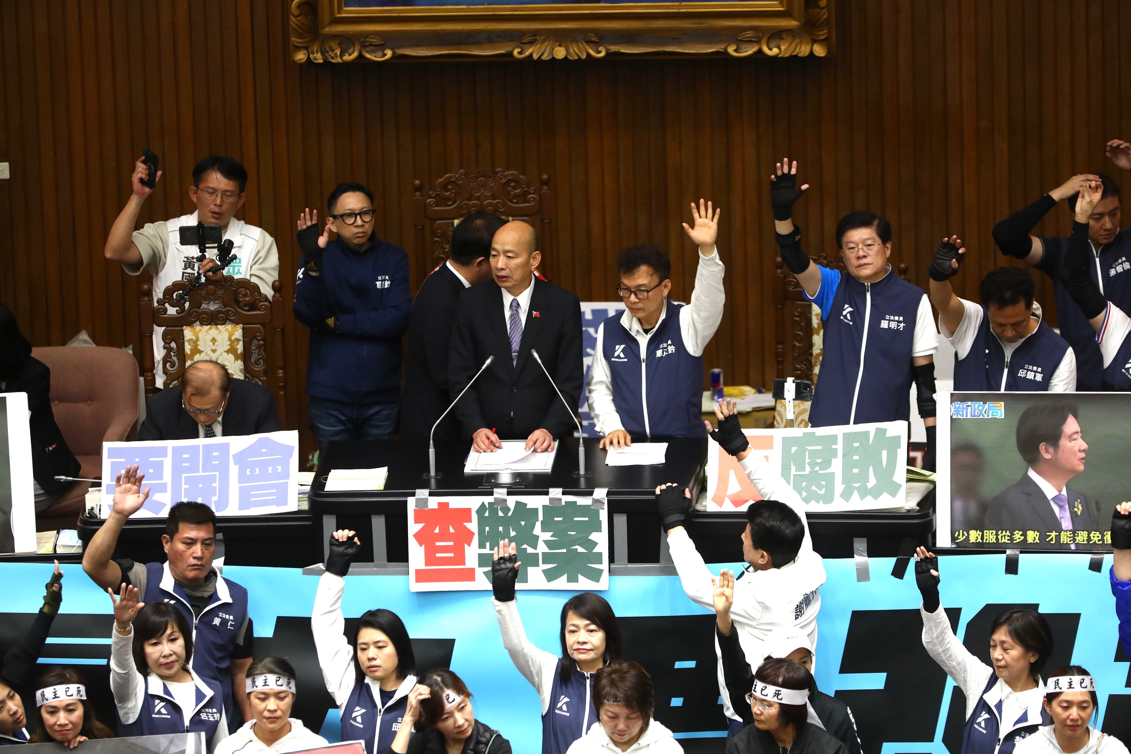 藍白以人數優勢，採舉手表決的方式通過法案。