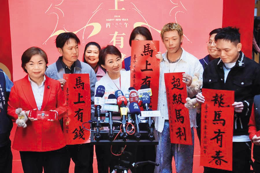 台中市長盧秀燕（左）馬年走春首站選定大里區，正是民進黨台中市長參選人、綠委何欣純的本命區。（中市府提供）