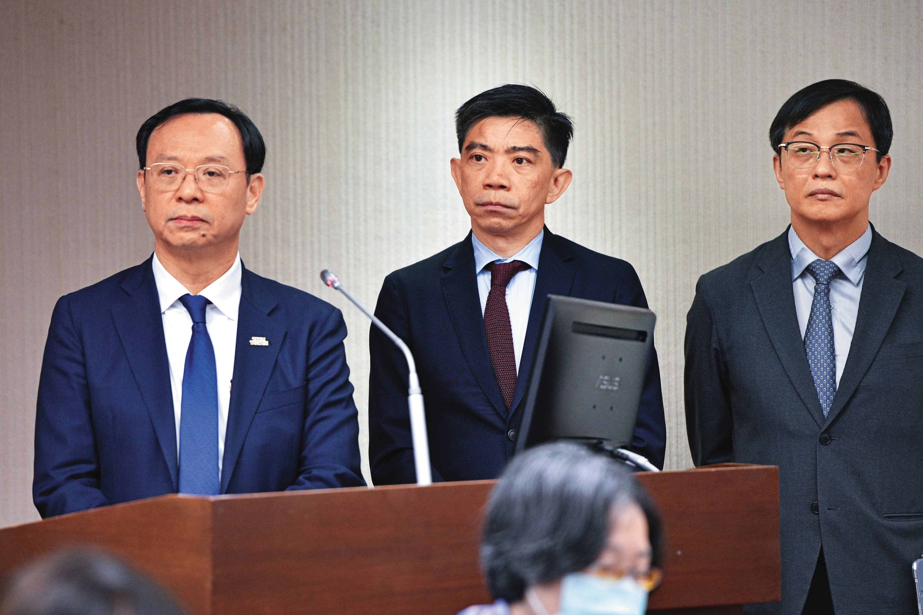 問題油品20％下架標準公布後，衛福部長石崇良（左）等人慘遭立委炮轟，不久改為全面預防性下架。（鏡報李智為）