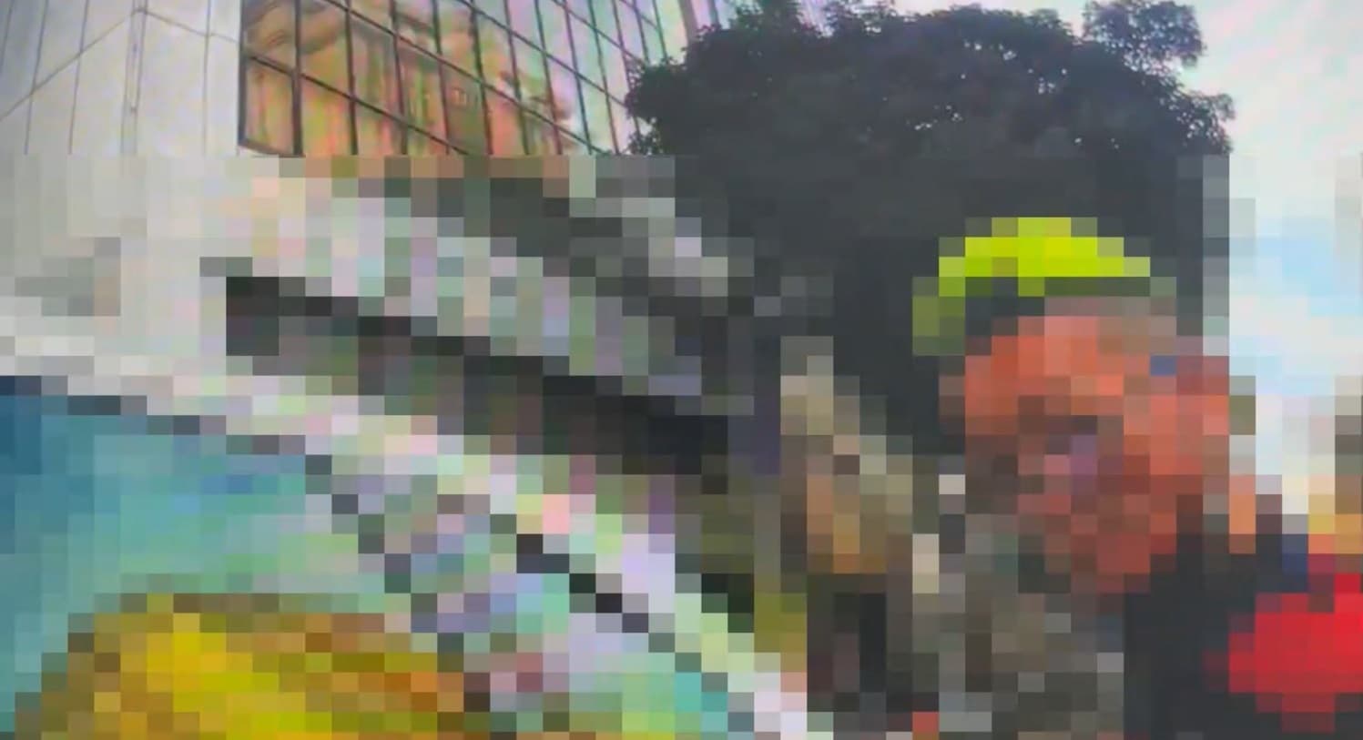 行凶男子戴著螢光色的鴨舌帽坐在車內遭逮。（翻攝畫面）
