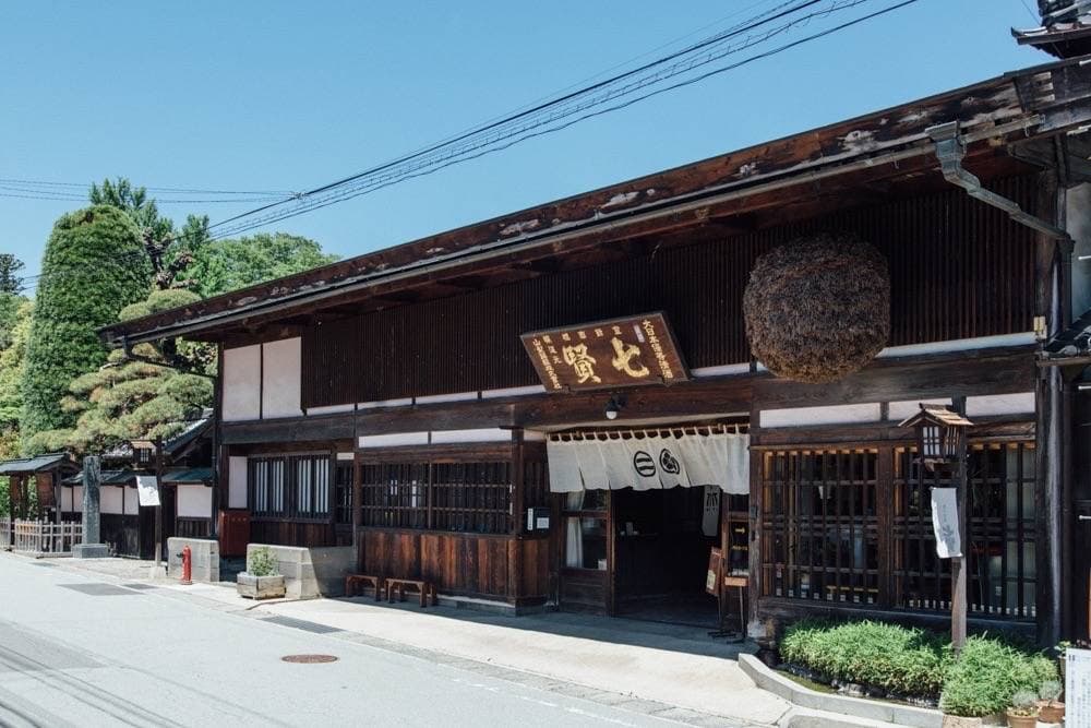 與「SAKE HUNDRED」攜手釀製出「深星SHINSE」氣泡酒的「七賢酒造」。（SAKE HUNDRED提供）