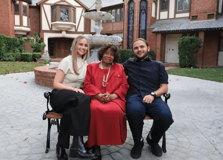 普林斯附上與95歲祖母凱瑟琳（Katherine Jackson）在加州家族莊園拍攝的溫馨合照（翻攝自IG@princejackso）