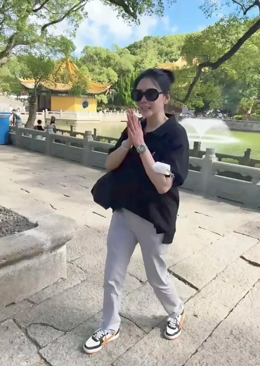 邱淑貞雙手合十，手上的勞力士錶很吸睛。（翻攝小紅書）