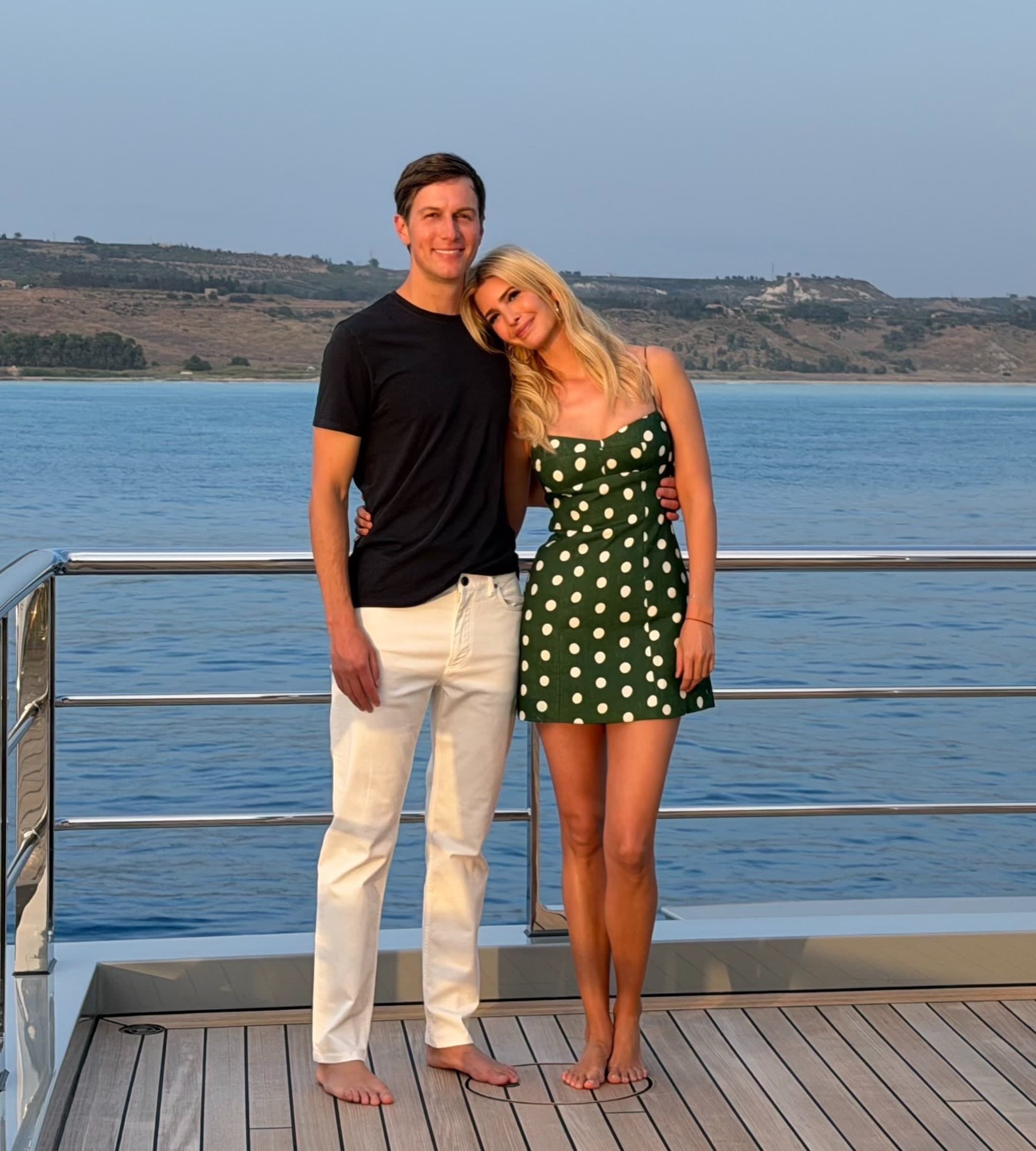 伊凡卡（右）和丈夫庫許納（左）結婚多年仍相當恩愛。（翻攝ivankatrump IG）