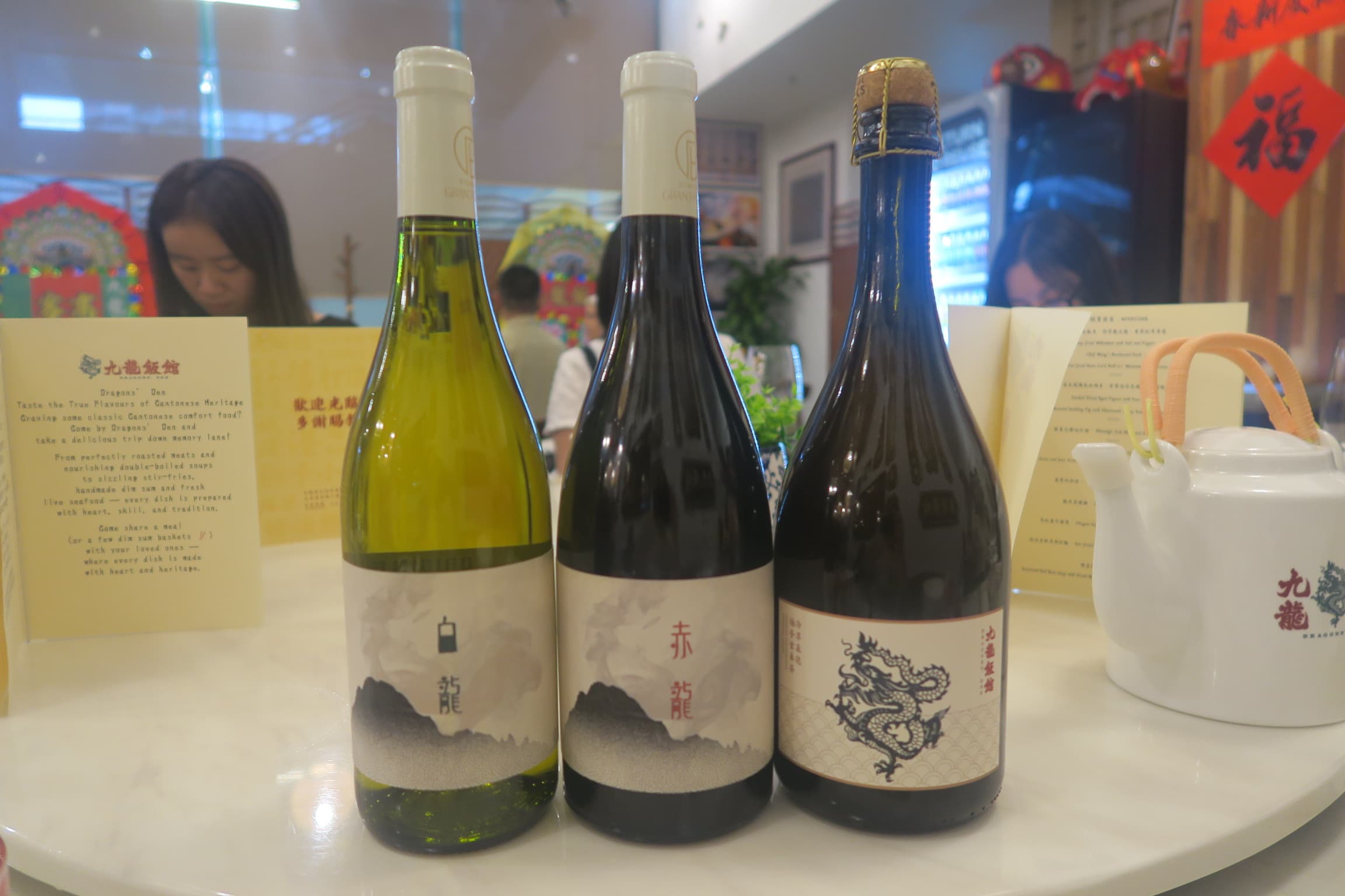 九龍飯館的飲料皆是訂製，紅白酒、氣泡茶一應俱全。