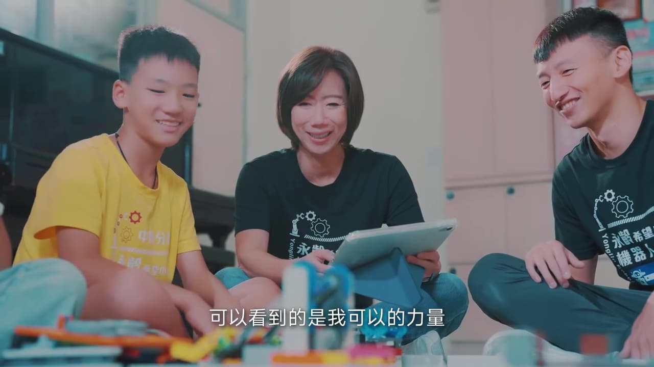 郭曉玲與學童互動，希望透過機器人大賽，激發孩子的學習動機與解決問題能力。（翻攝永齡基金會臉書）