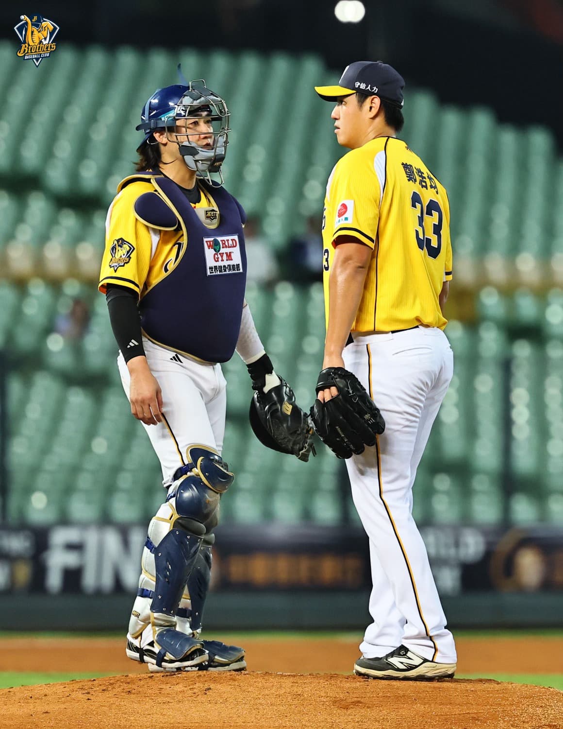 鄭浩均（右）昨日先發大爆炸，0.1局就黯然退場。（翻攝兄弟Fans Club﻿臉書）