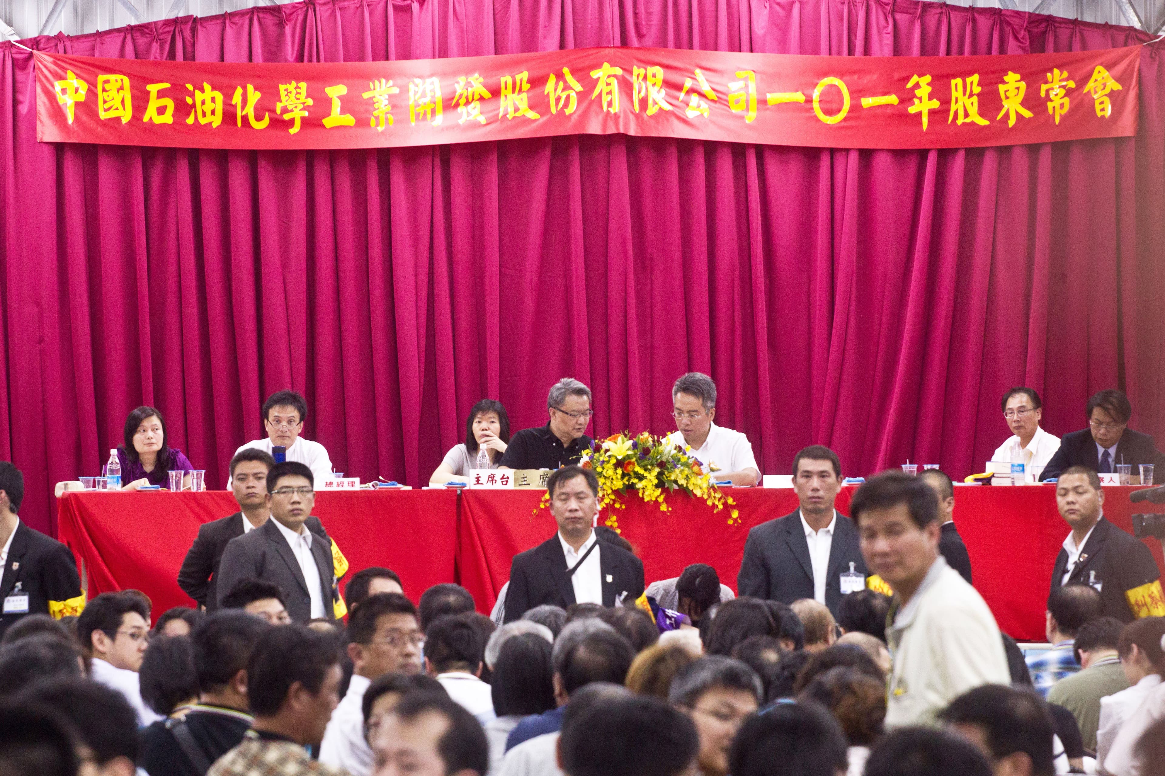 中石化曾爆發經營權之爭，公司派以文件不符為由，剔除市場派提出的董事名單，如今公司派董事涉弊遭交保，有待相關單位處理。