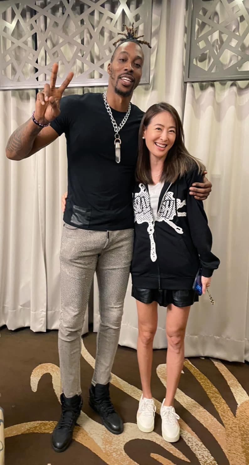 賈永婕昔日與魔獸合影時，網友曾歪樓直呼「很大」。（翻攝賈永婕臉書）