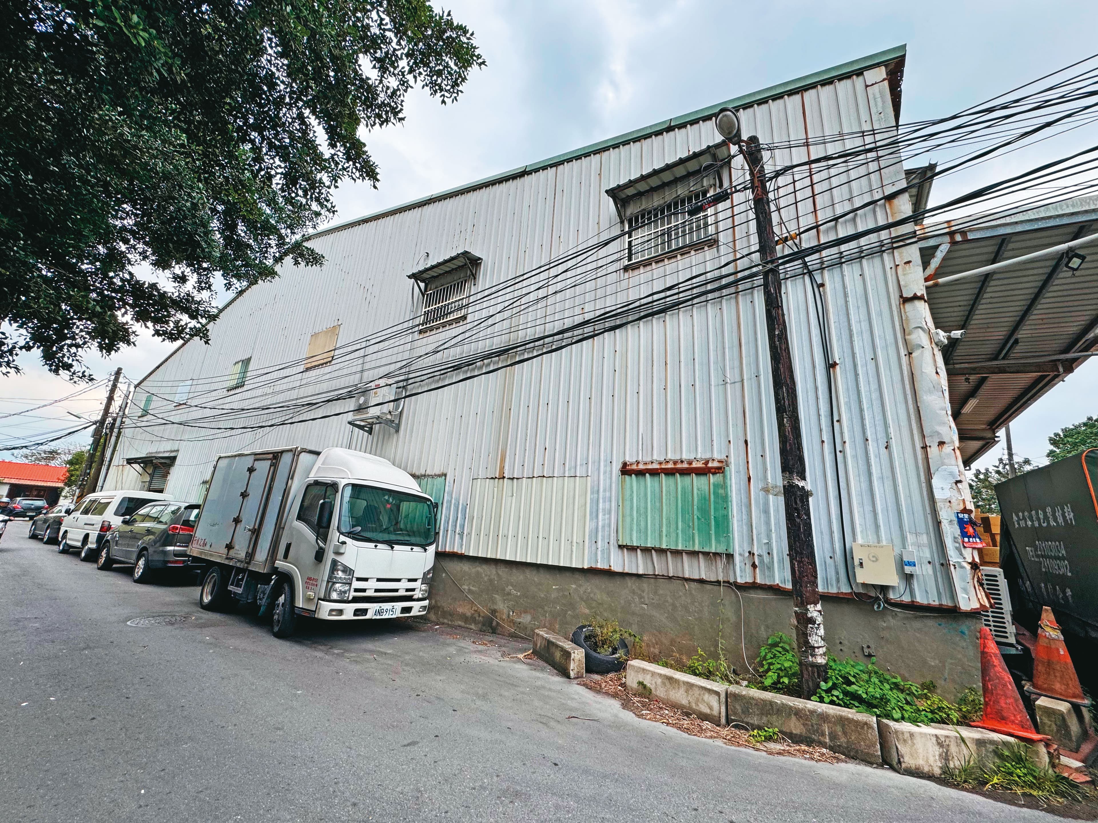 本刊直擊延平北路八段一處的土地，發現農田早已變成鐵皮屋。