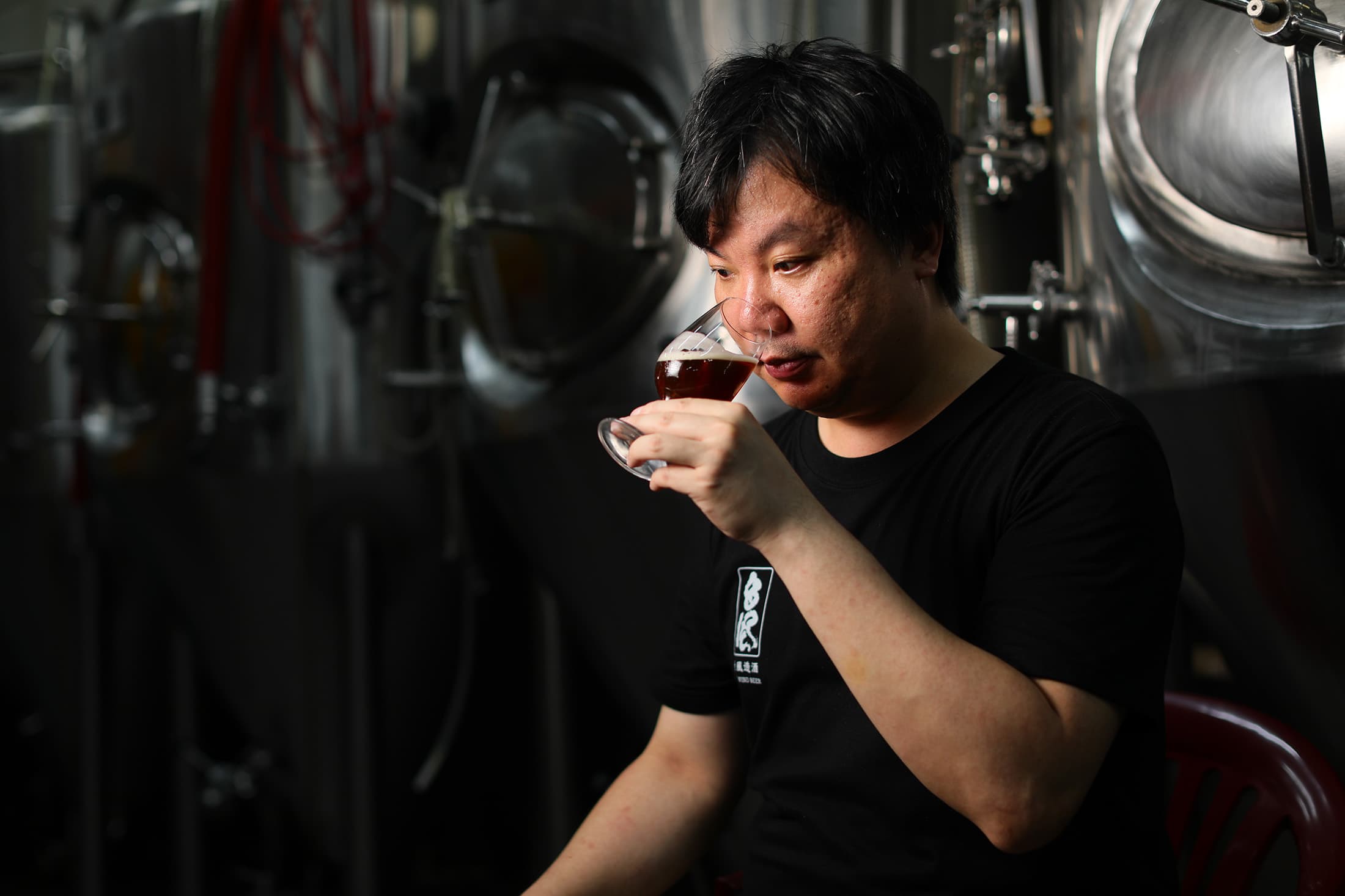 許承穎相當有餐飲品味，曾創立台南第一間精釀啤酒餐廳，現在與弟弟許京穎一起為台灣啤酒賦予獨一無二的風味與創意。