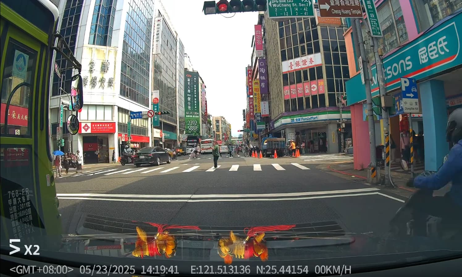 黑色轎車闖紅燈。（threads@mr.an910 授權提供）