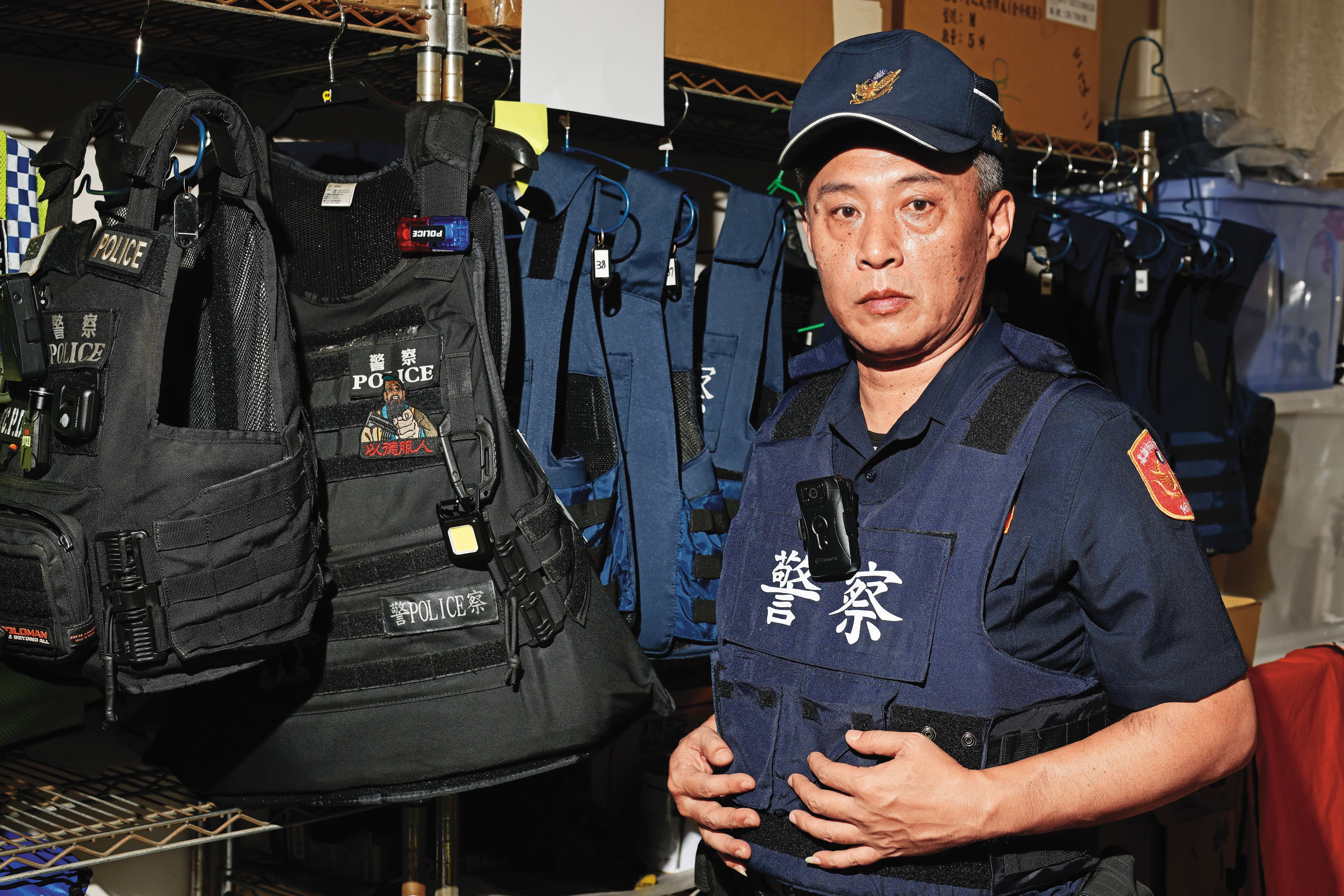 擔任警察33年的吳竣鴻幾乎每日都到銀行臨櫃關懷，為了阻詐，多次被民眾投訴也不輕易放行。