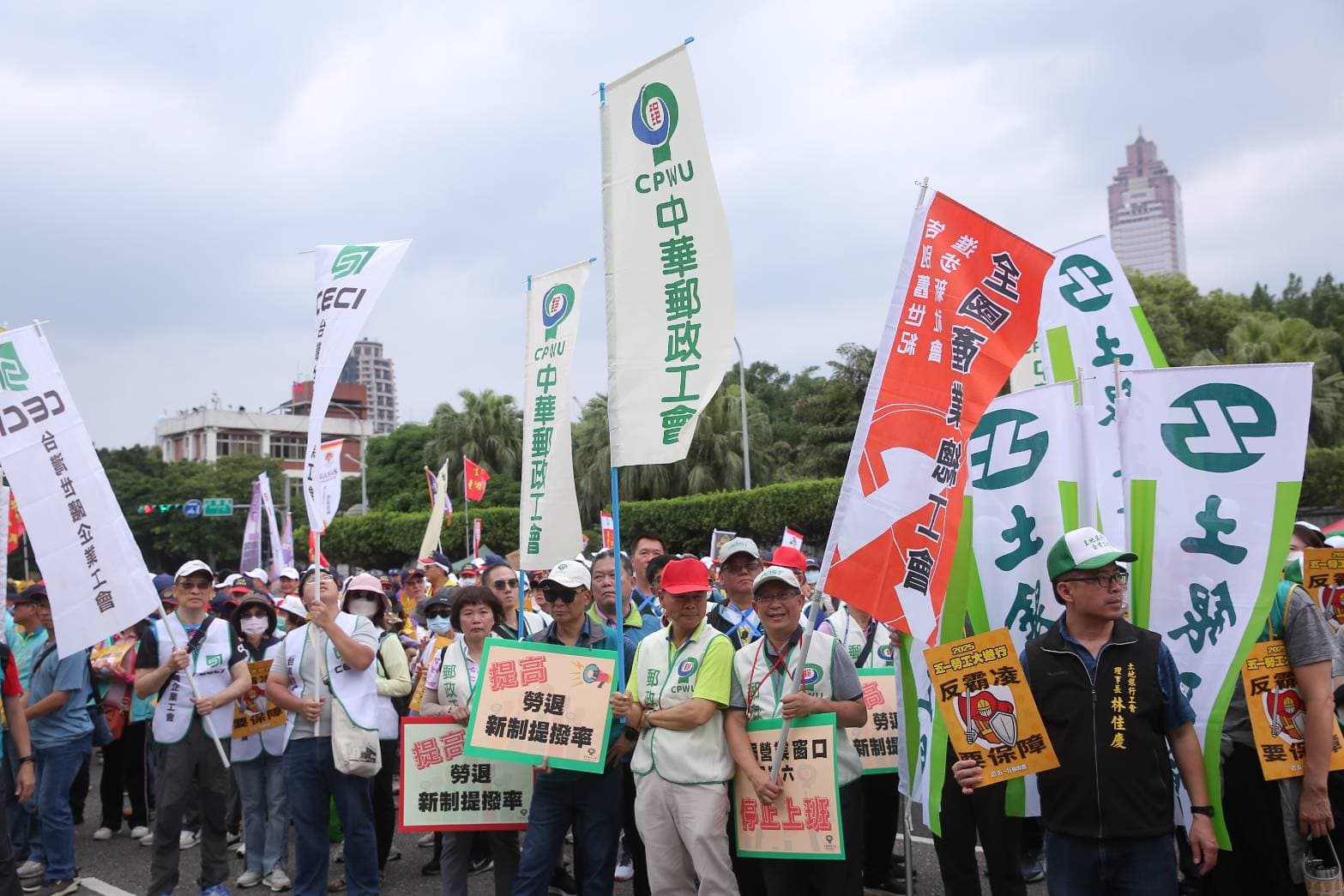 「五一勞工大遊行」逾5千名勞工上街，以「反霸凌，要保障」為題，提出七大訴求。（鏡報新聞網）