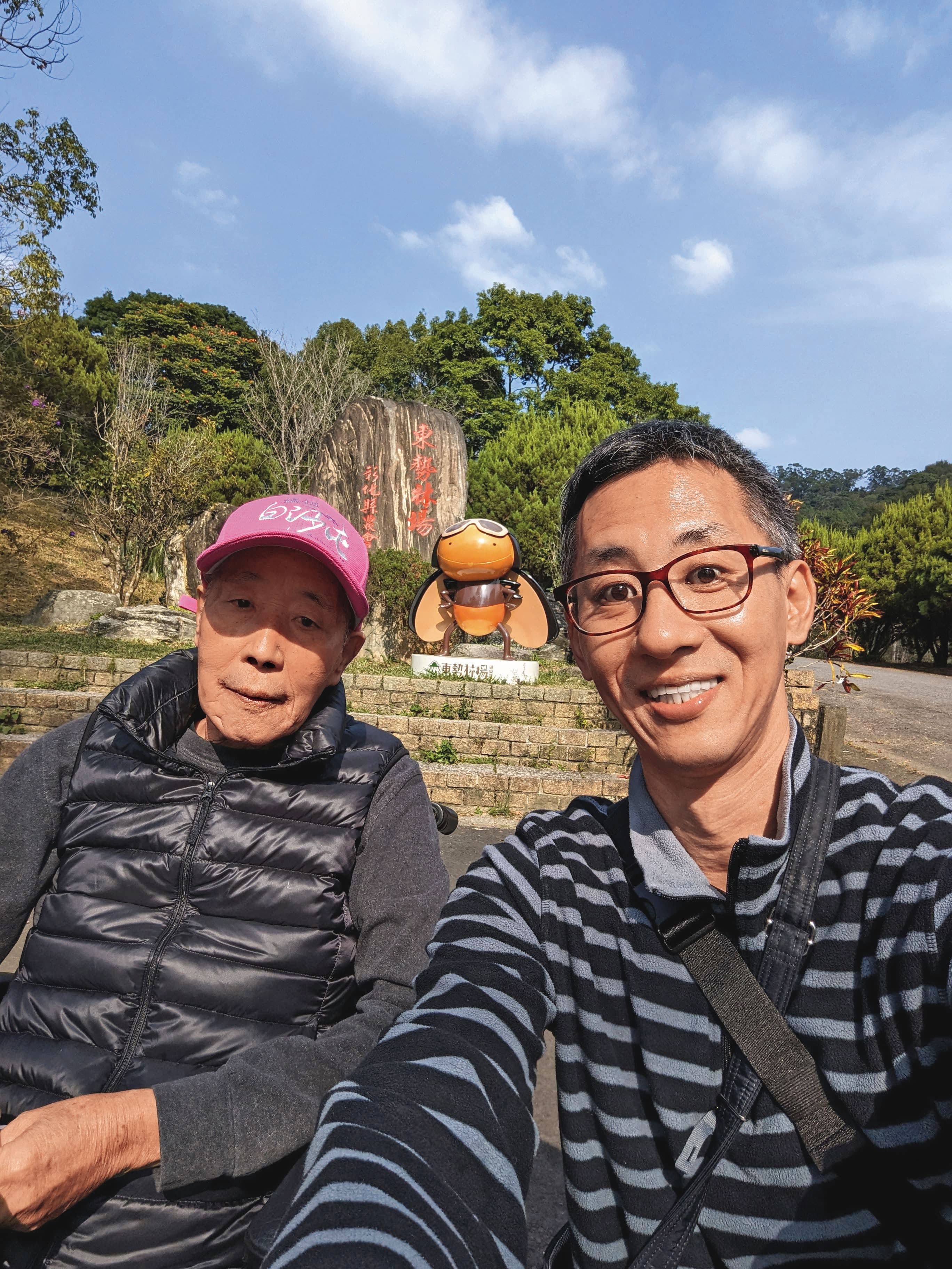 鄭國威（右）說父親（左）個性節儉，回憶小時候父親帶他去麥當勞還跟店員殺價。（鄭國威提供）