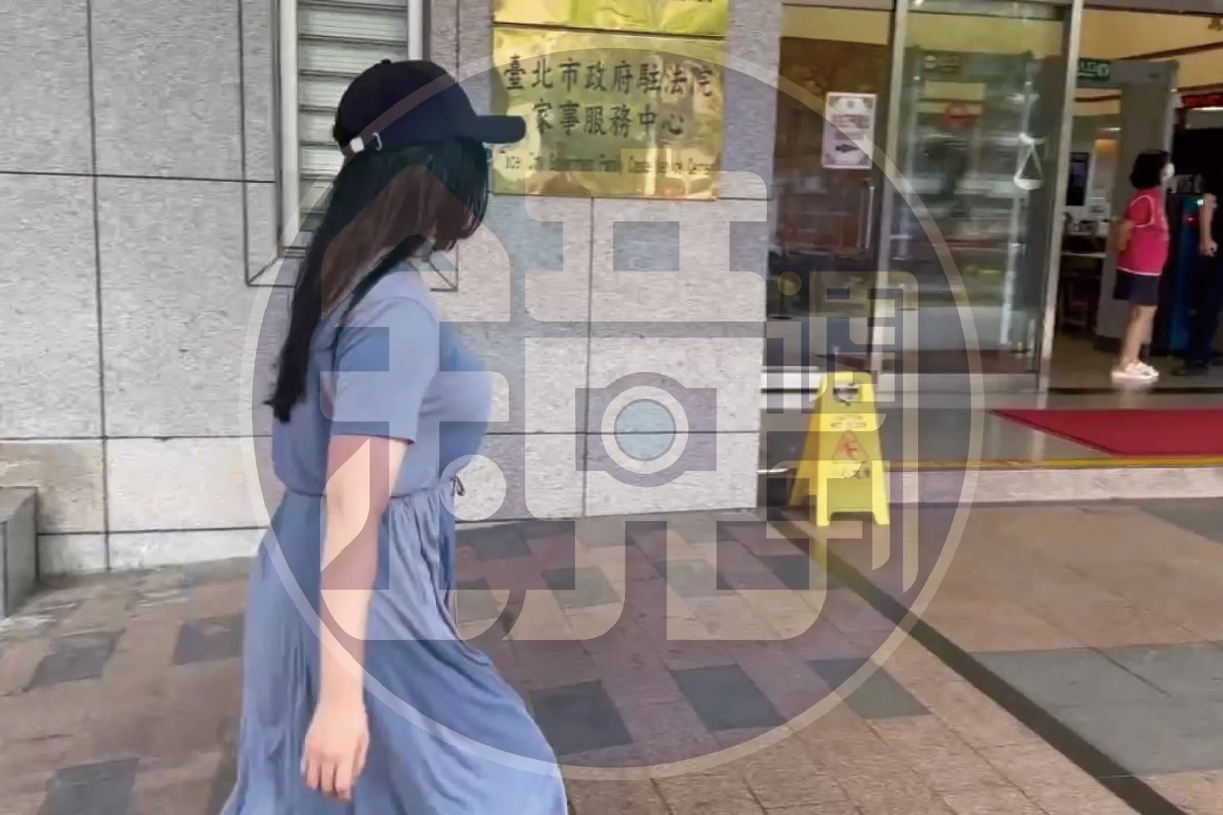 宋姓女大生日前至台北地院家事庭出庭，強調兒子是王文洋至親骨肉。（劉志原攝）