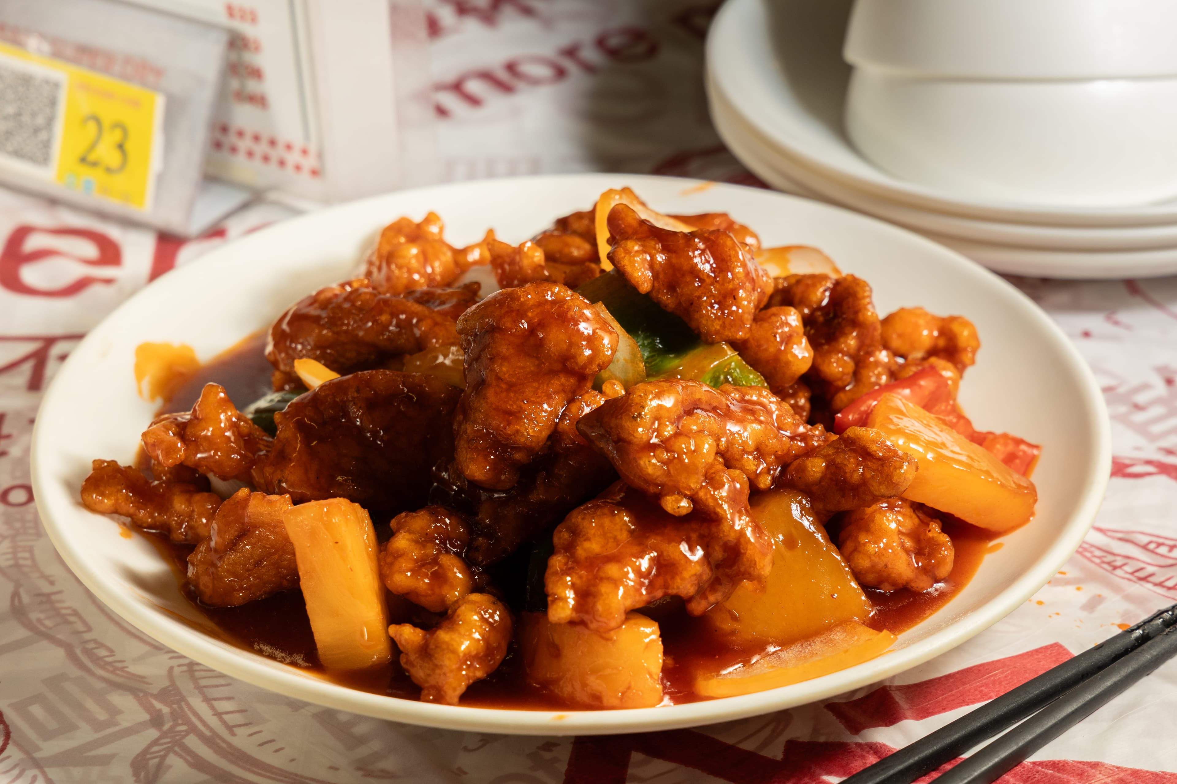 做得很有水準的「菠蘿咕噜肉」，涼了都好吃。（港幣108元／份）