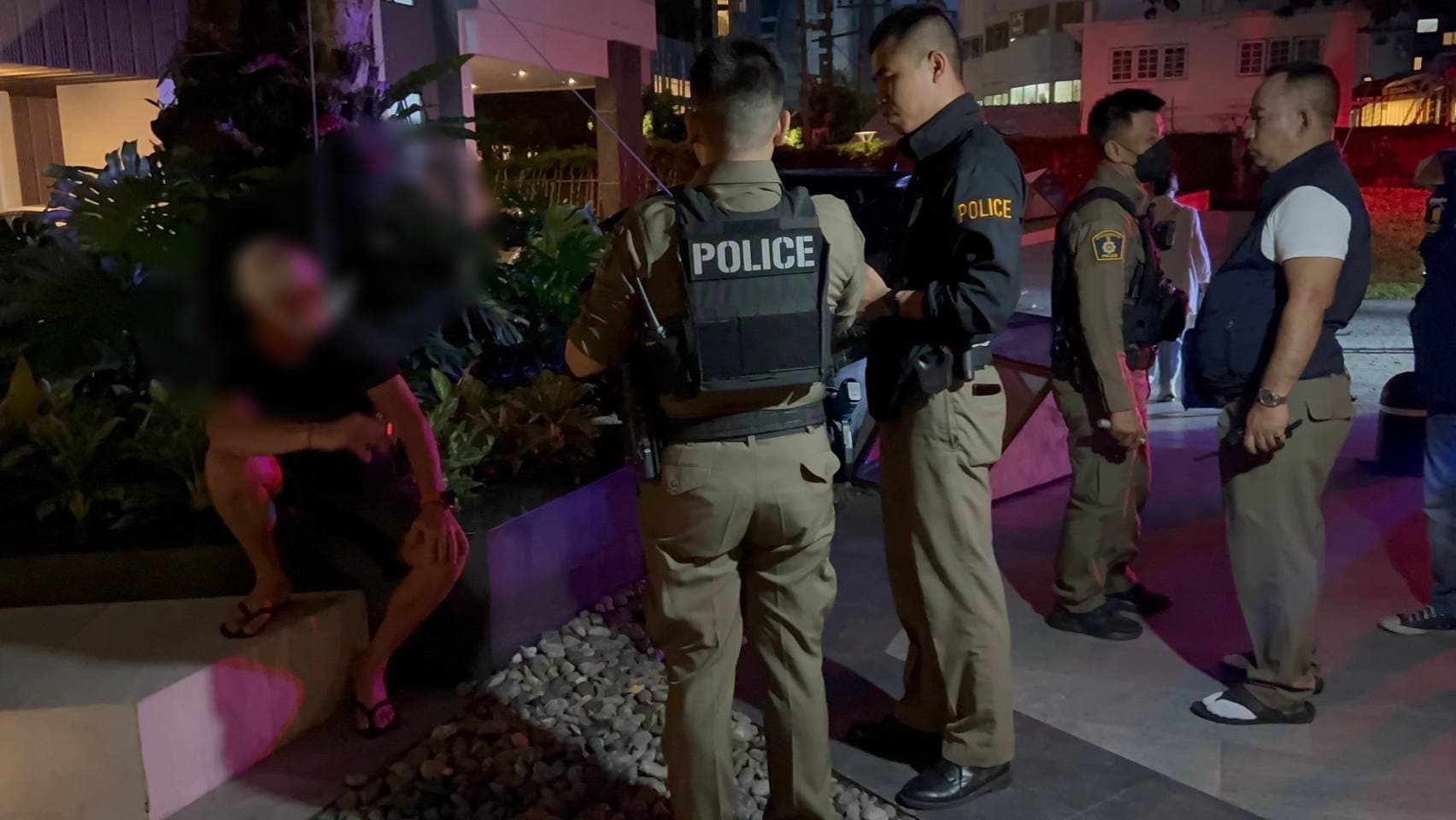 英國男子在簡單接受包紮後被送醫治療。（翻攝自臉書@The Pattaya News）