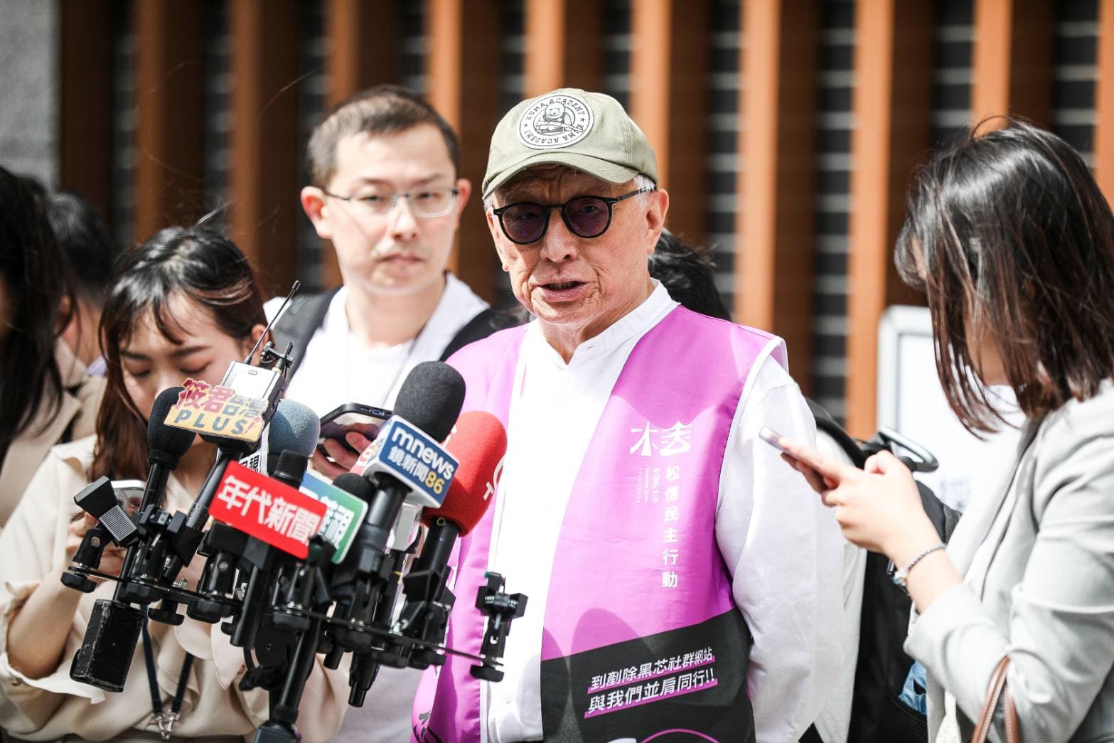 罷免徐巧芯領銜人曹興誠今上午和罷免賴士葆、王鴻薇的罷免團體一起聯合送件。（鏡報新聞網提供）