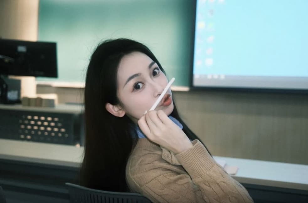 中國《央視》近日迎來另一位「00後」主播陶憶雯。（翻攝自微博）