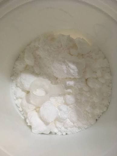 運動員廣泛使用的熱門營養補充品—肌酸，因粉末細膩，容易受潮結塊，常讓使用人士感到煩惱。（翻攝自知乎）