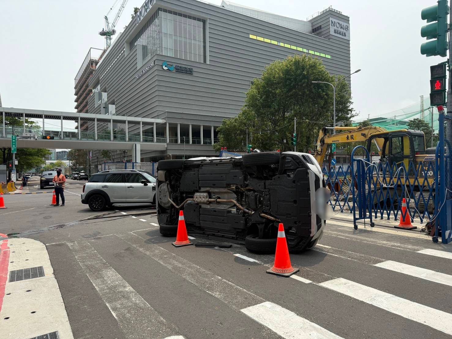 休旅車疑闖紅燈撞前車，路上「90度翻覆」畫面曝光。（警方提供）