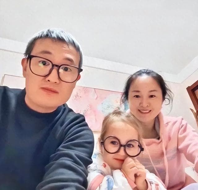 江蘇一對黑頭髮黃皮膚的夫妻，竟生下金髮碧眼的女娃。（翻攝自微博）