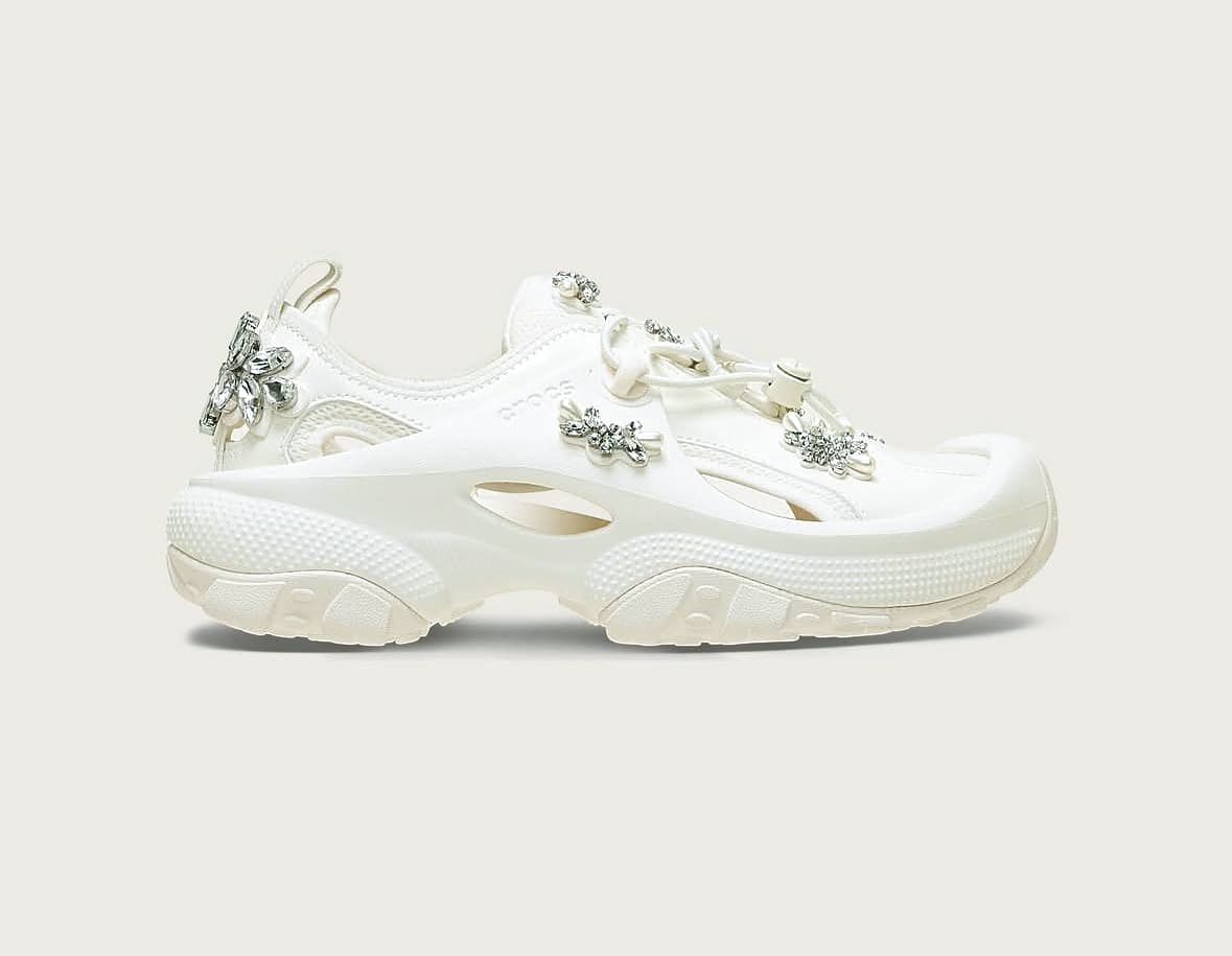 Simone Rocha ×Crocs聯名系列休閒運動鞋（白）。NT$6,980