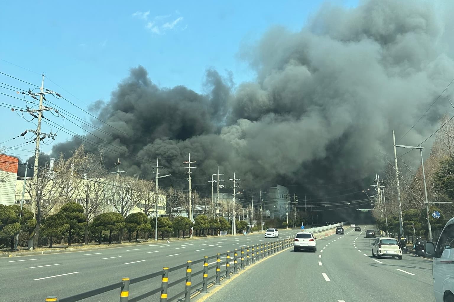 這場火災目前已造成44人受傷，其中包括20名重傷者及22名輕傷者。（翻攝自X）