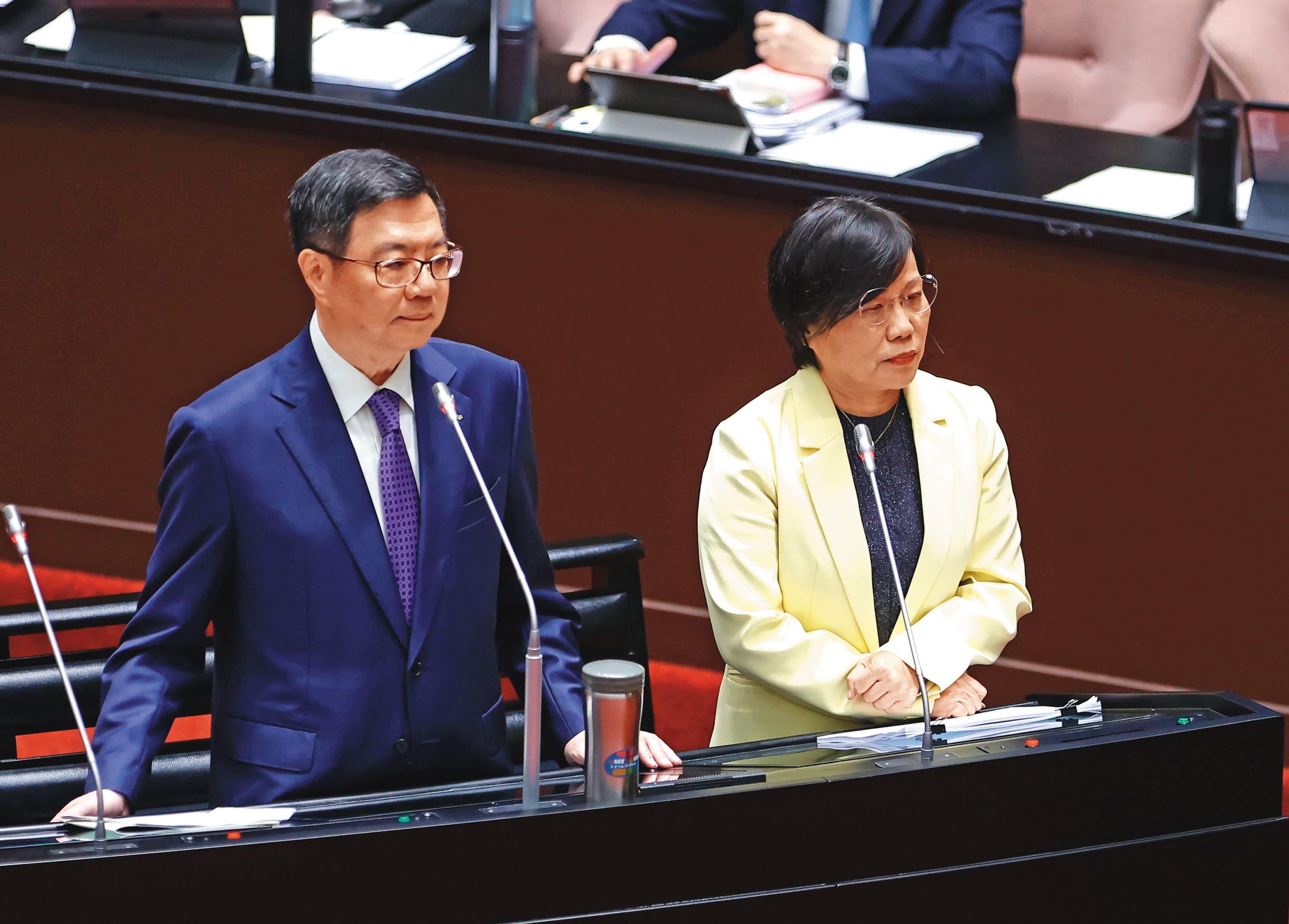 政府表態要調整新青安政策。左為行政院長卓榮泰，右為內政部長劉世芳。