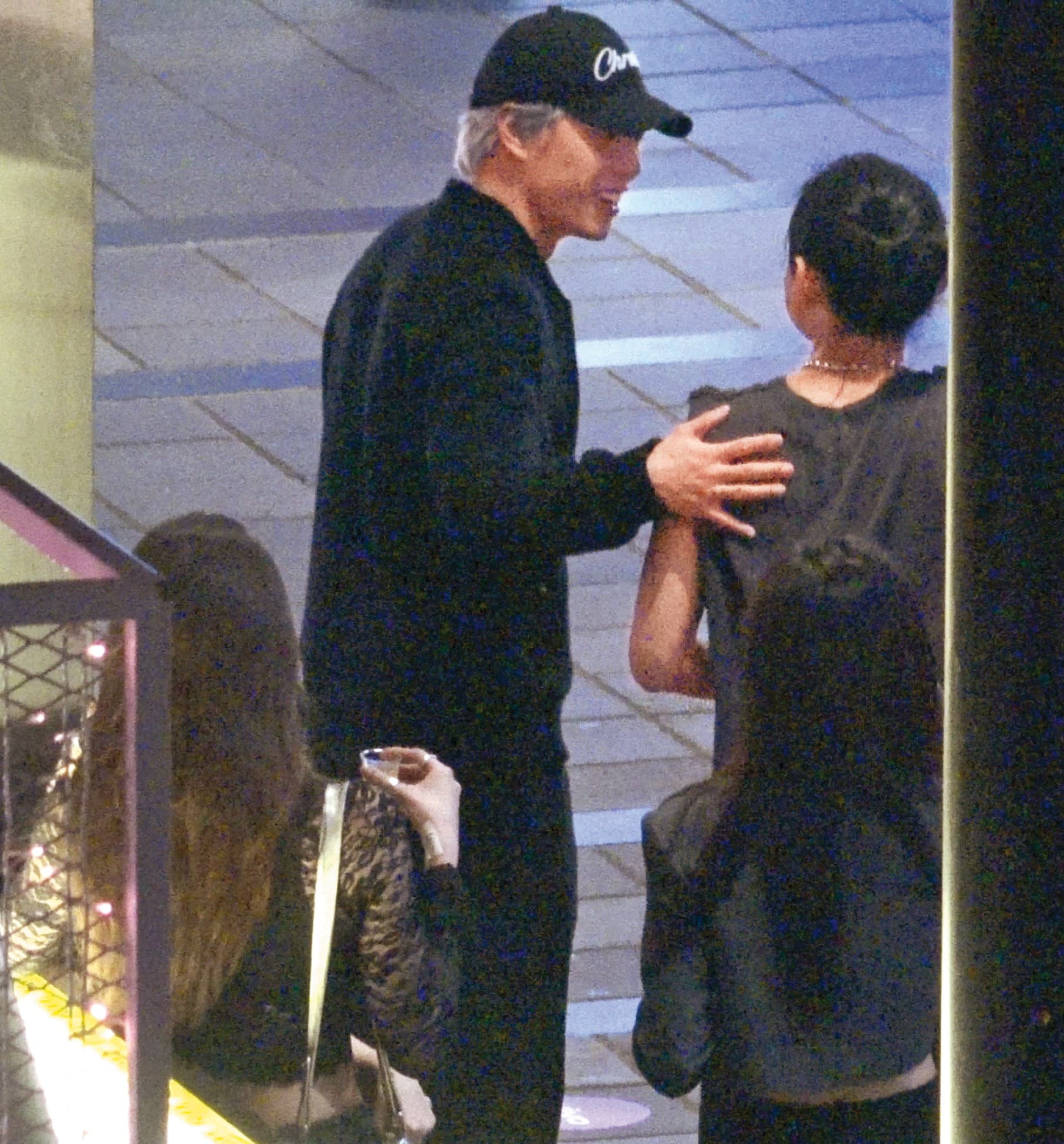 4月20日21：22，蔡瑞雪和2名女友人離開後，孫麥傑（中）和朋友繼續在夜店喝酒。