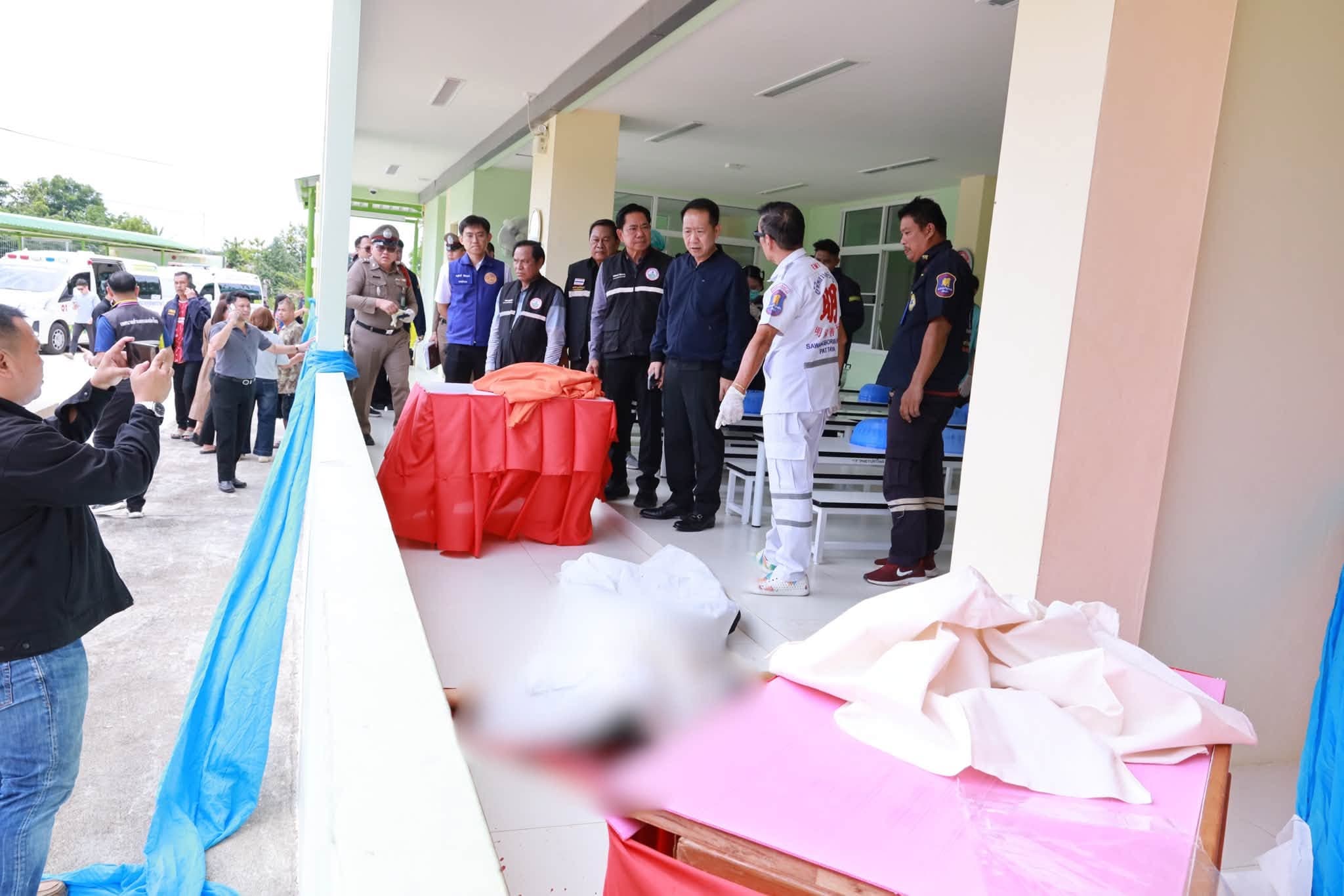 泰國1名警察前往妻子任教的幼兒園，在與妻子交談後竟朝她開槍。（翻攝自臉書@春武里府公關部）