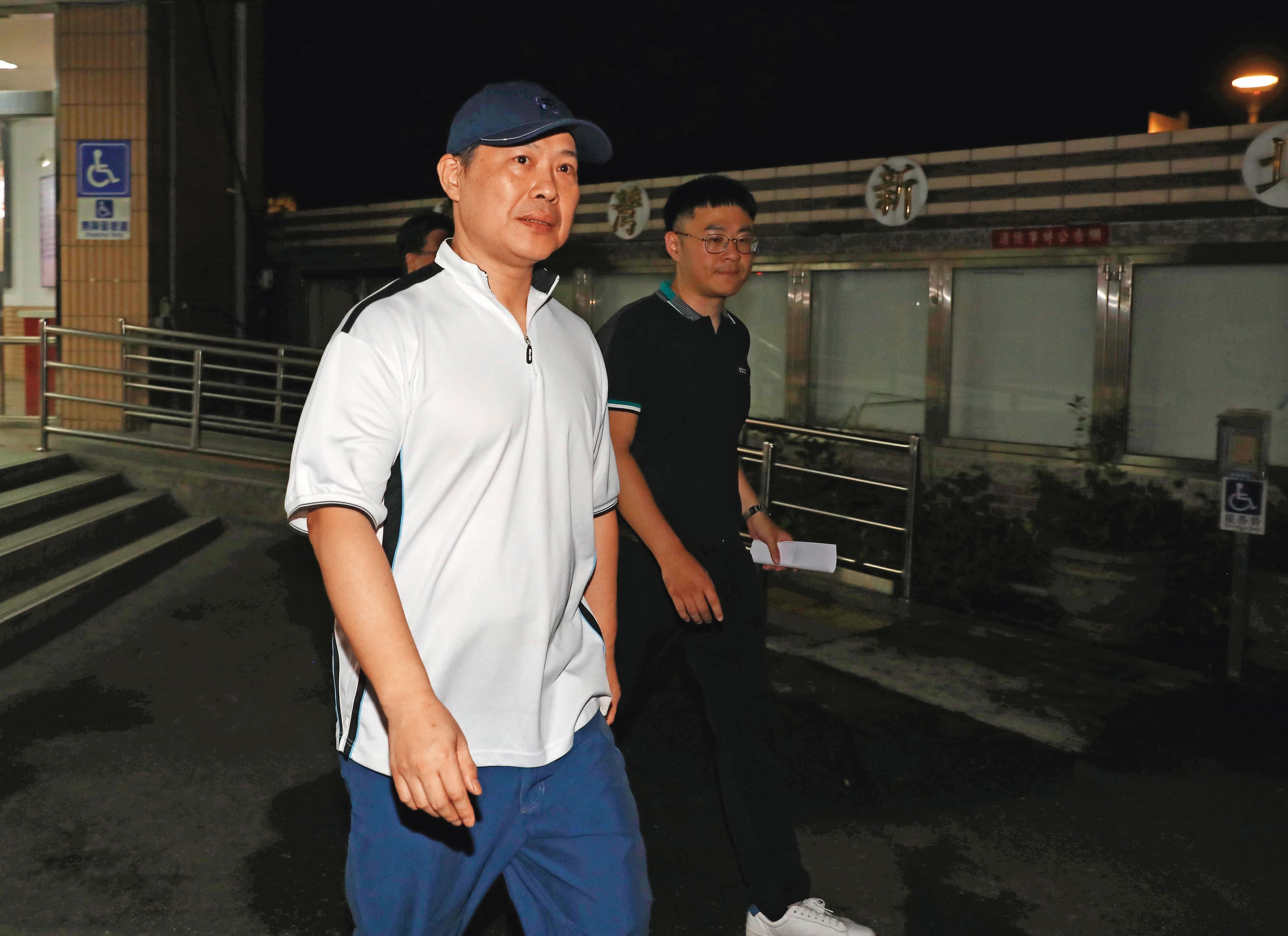 王貴鋒（左）獲准以1.5億元交保，法官還命他定期向住處派出所報到，且須交出台灣和加拿大護照，檢方已研議是否抗告。