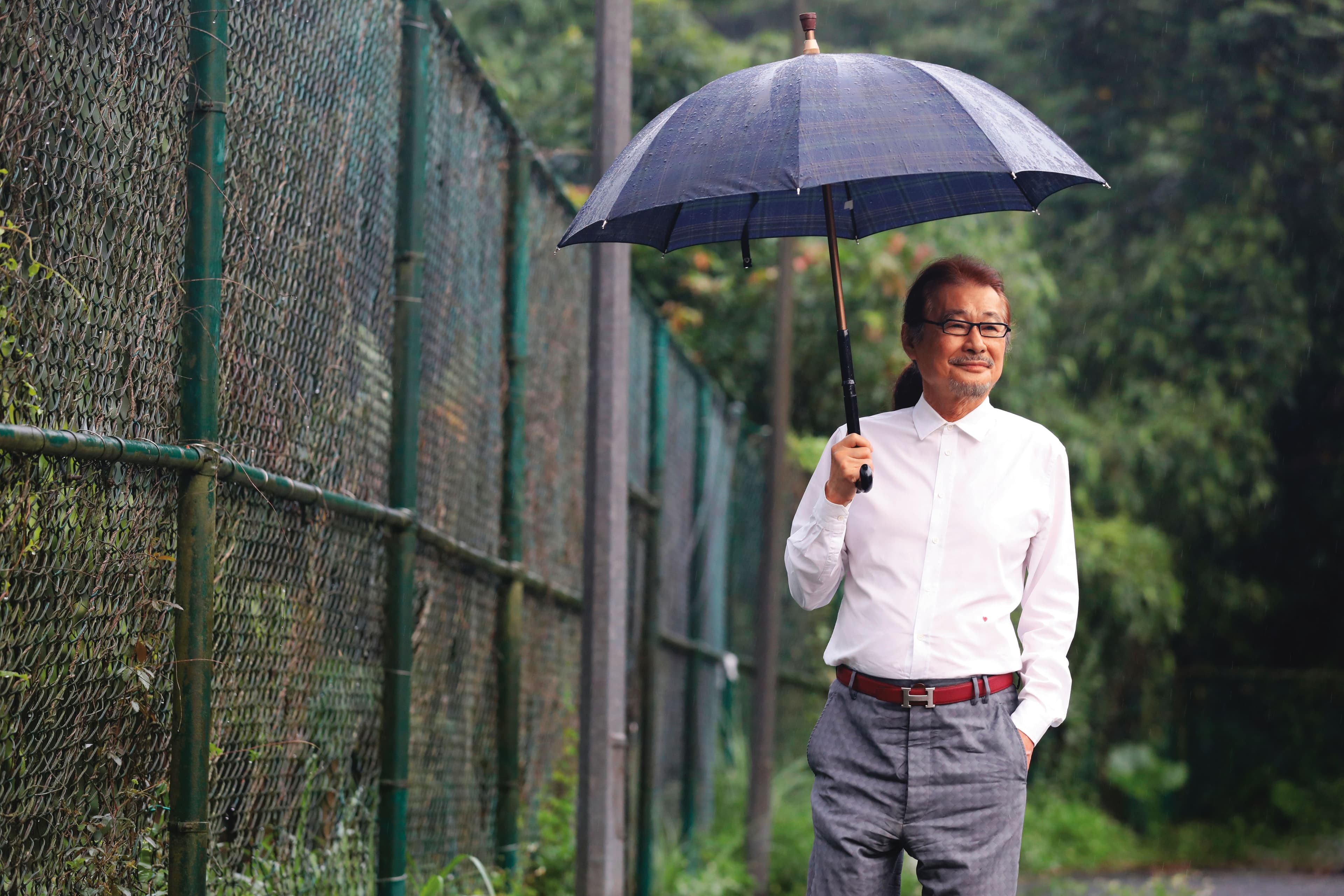 施明德生前曾說，獄中時常悶熱難耐，因此他最喜歡下雨天。