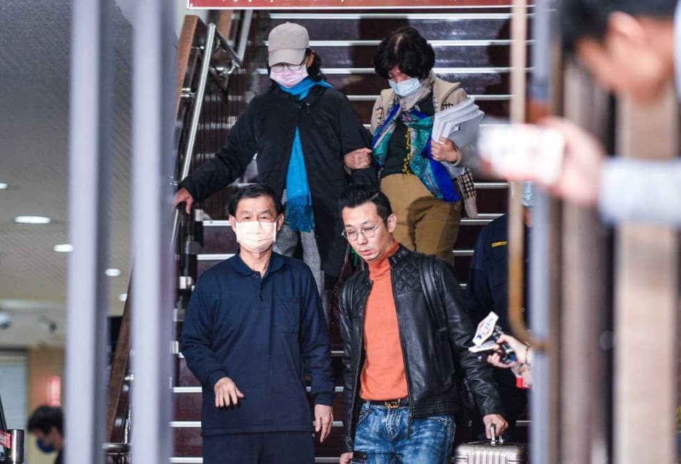 彭振聲去年12月底被以500萬元交保，妻子謝夏蕎當時走在他的身後。（本刊資料照）