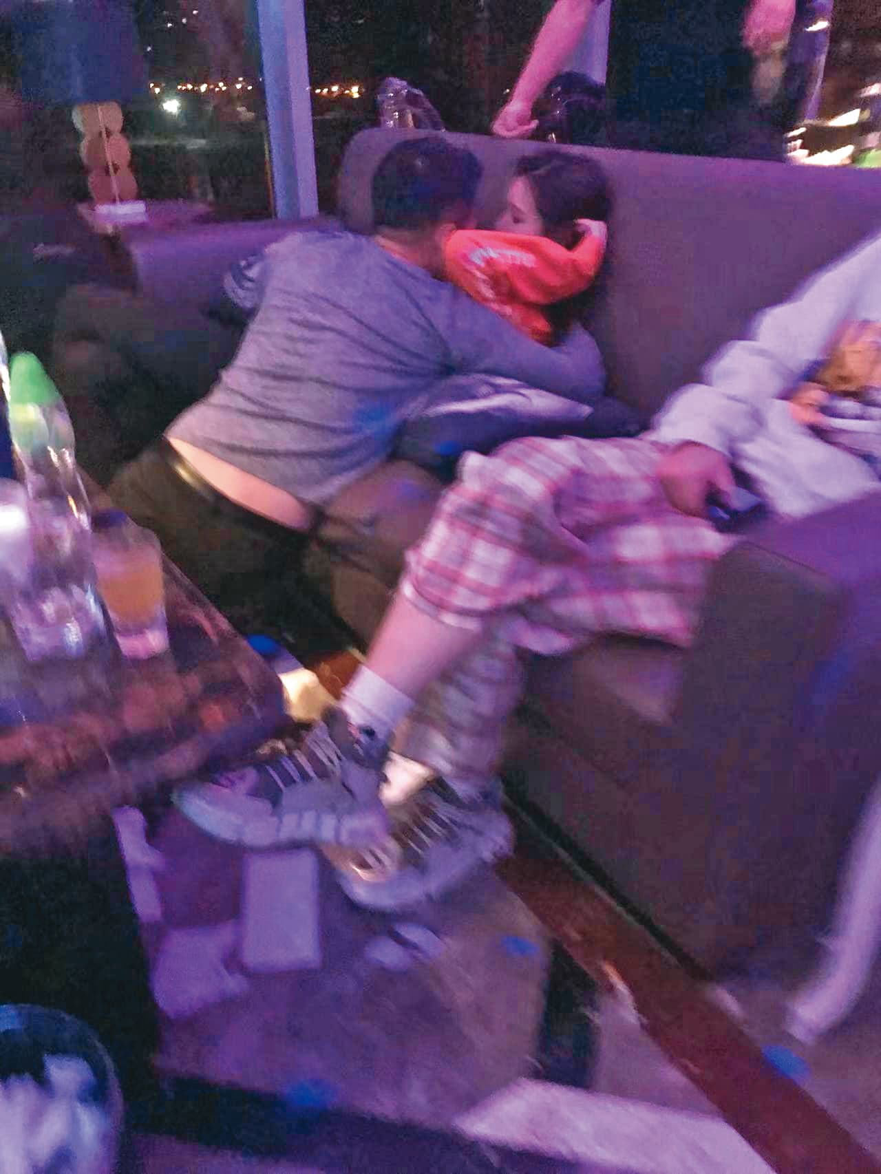 2022年，汪小菲（左）被葛斯齊爆料婚內出軌，發出一系列偷吃照。（翻攝自葛斯齊臉書）