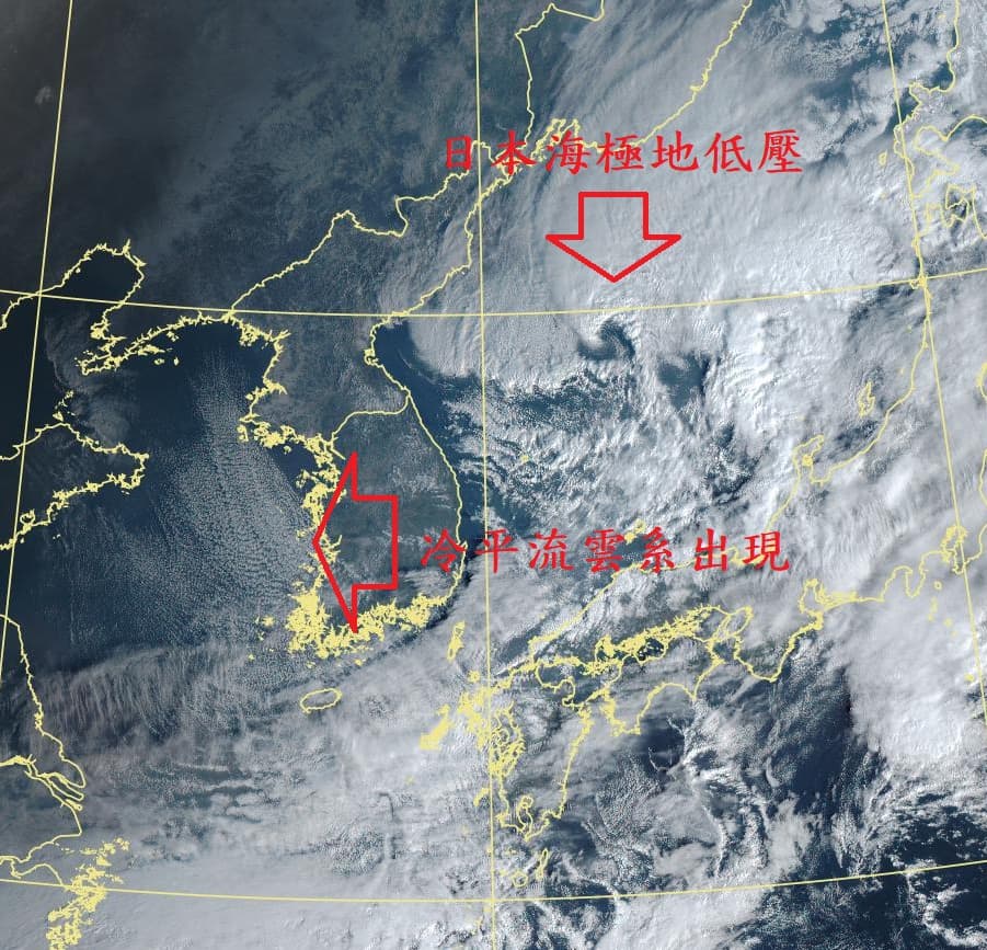 鄭明典在臉書上分享衛星雲圖，指出極地冷空氣有出海徵兆。（翻攝自臉書＠鄭明典）