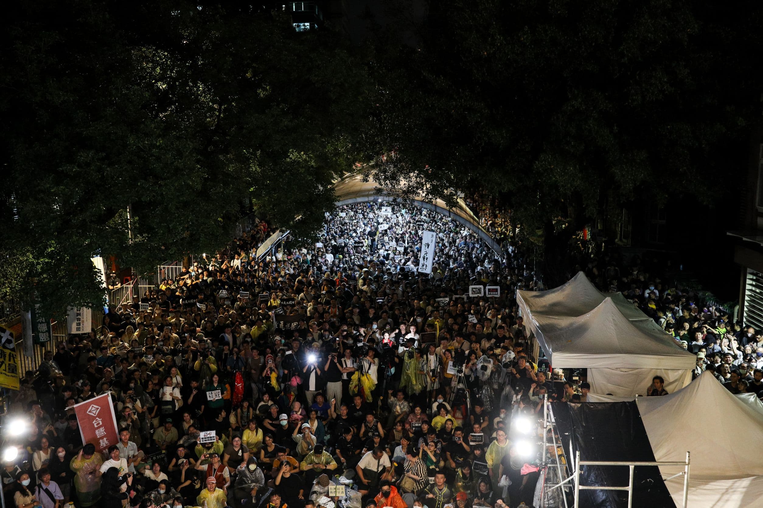 立法院今（21）日續審藍白國會改革方案，場外抗議審查過程違背民主程序的群眾晚間湧入逾萬人。