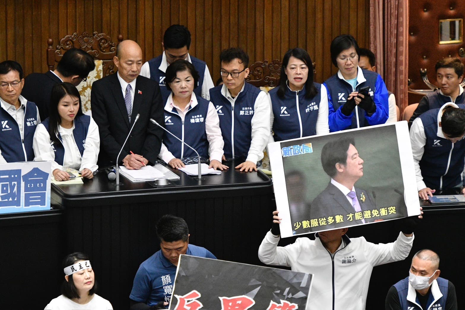 國民黨團昨拿著賴清德就職演說時的「少數服從多數，才能避免衝突」手板。