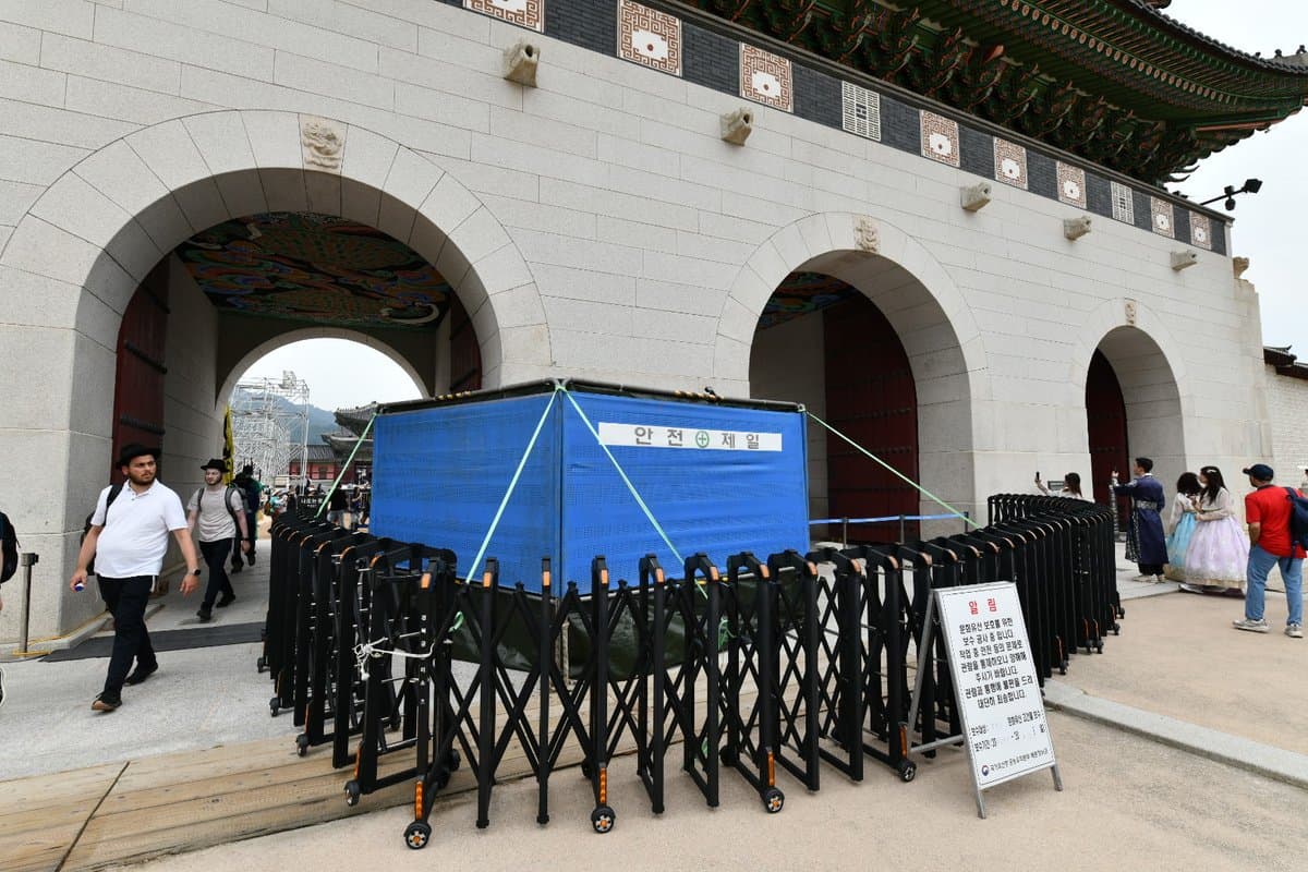 南韓國家遺產廳相關人員迅速清除掉景福宮光化門石牆上的塗鴉。（翻攝自臉書@국가유산청 ）