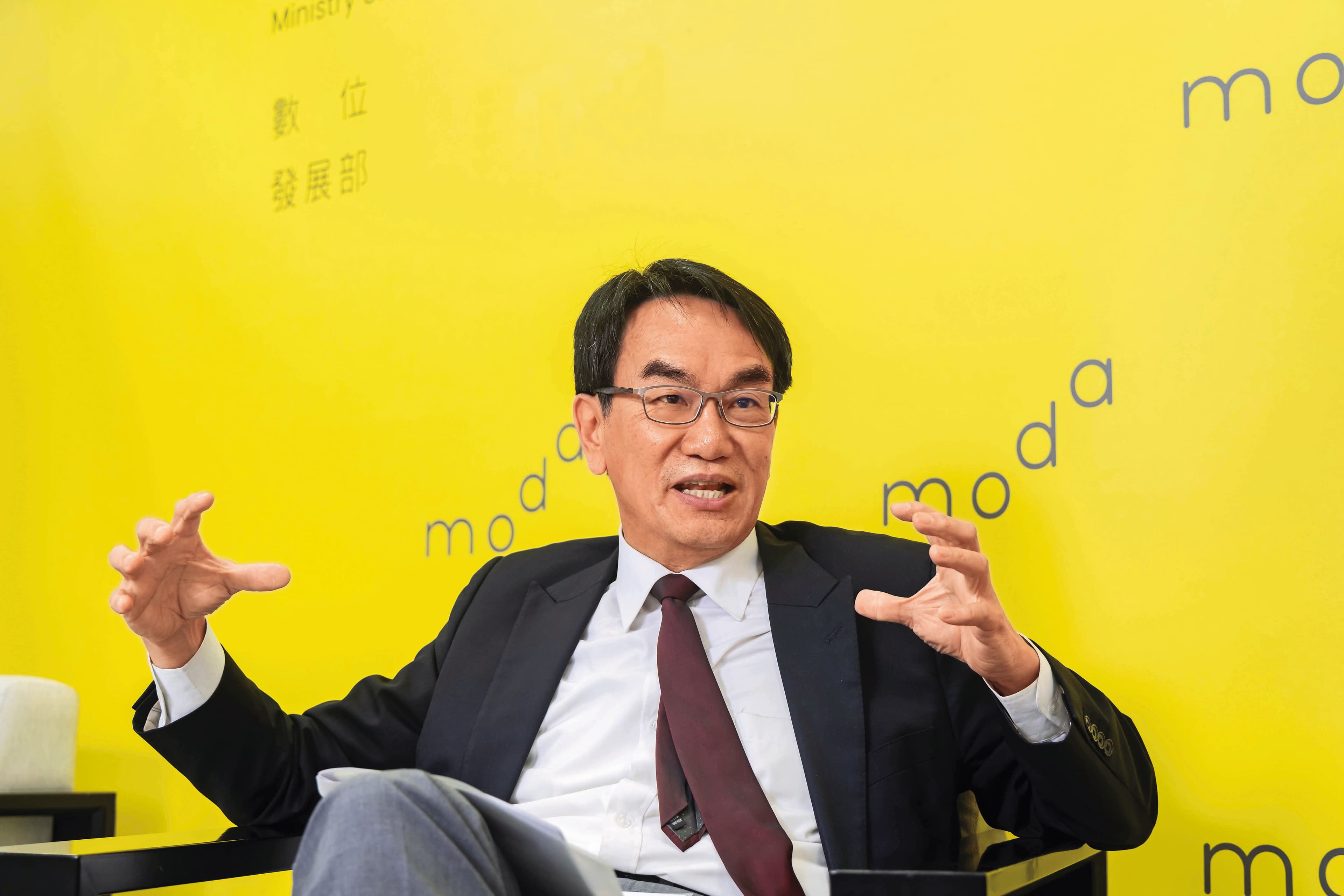 數發部部長林宜敬上任3個月，日前接受本刊專訪時提及對於台灣頻譜的規劃與態度。