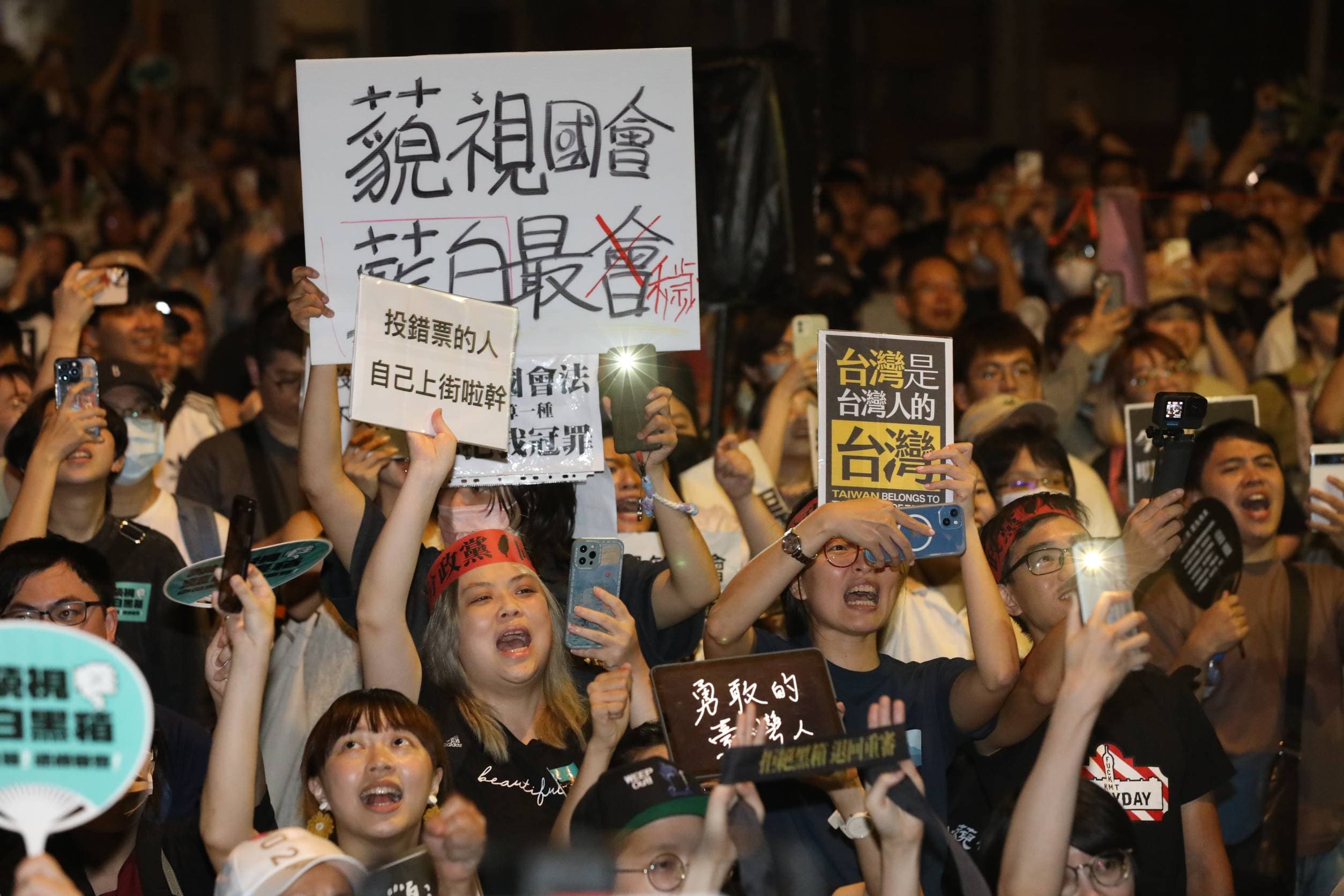 直至深夜人潮仍未散去。