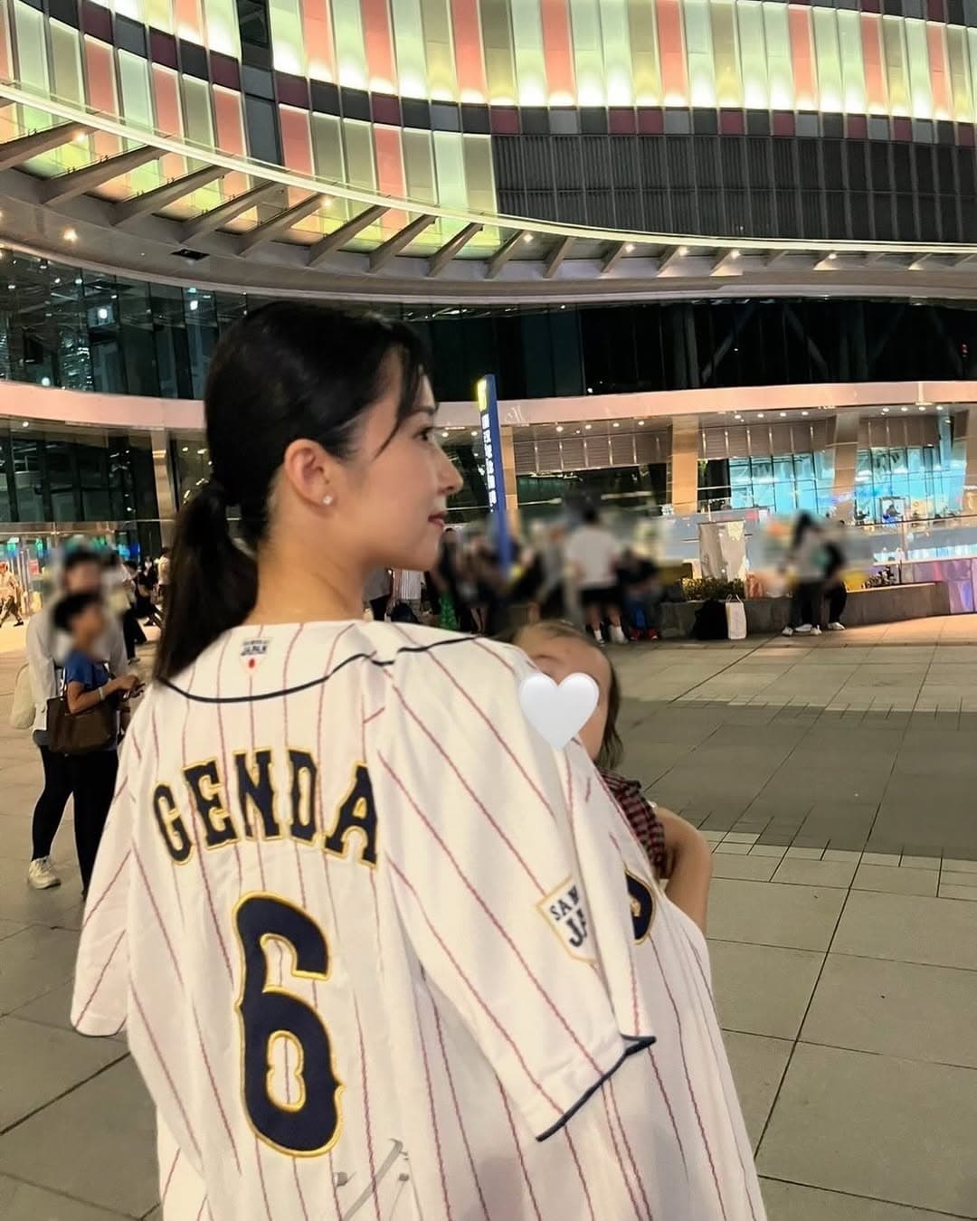 衛藤美彩帶小孩來大巨蛋替老公加油，沒想到源田壯亮被爆在台期間跟小三約會。（翻攝衛藤美彩IG）