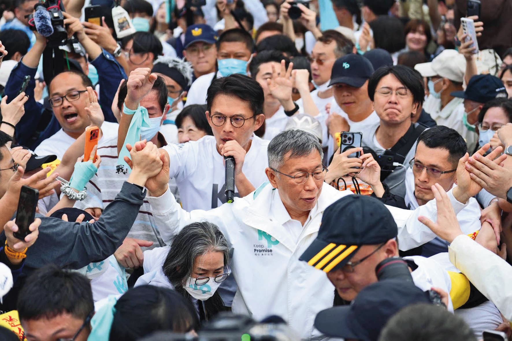 柯文哲一審遭重判後，在凱道集會喚民眾加入民眾黨，意在凝聚基本盤、穩住小草不潰散。（民眾黨提供）