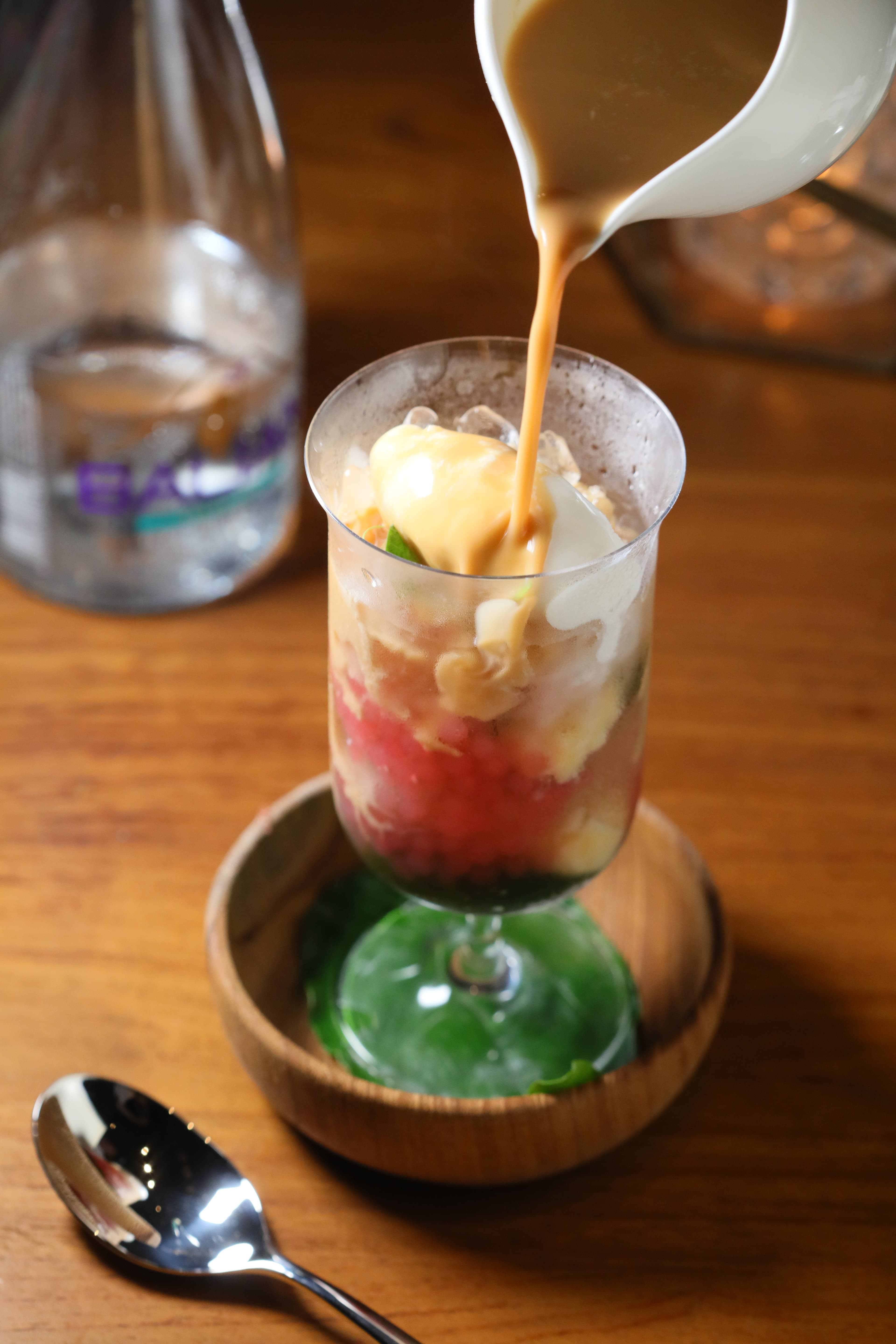 最後淋上咖啡的印尼經典甜點KOPI CENDOL，非常可口。
