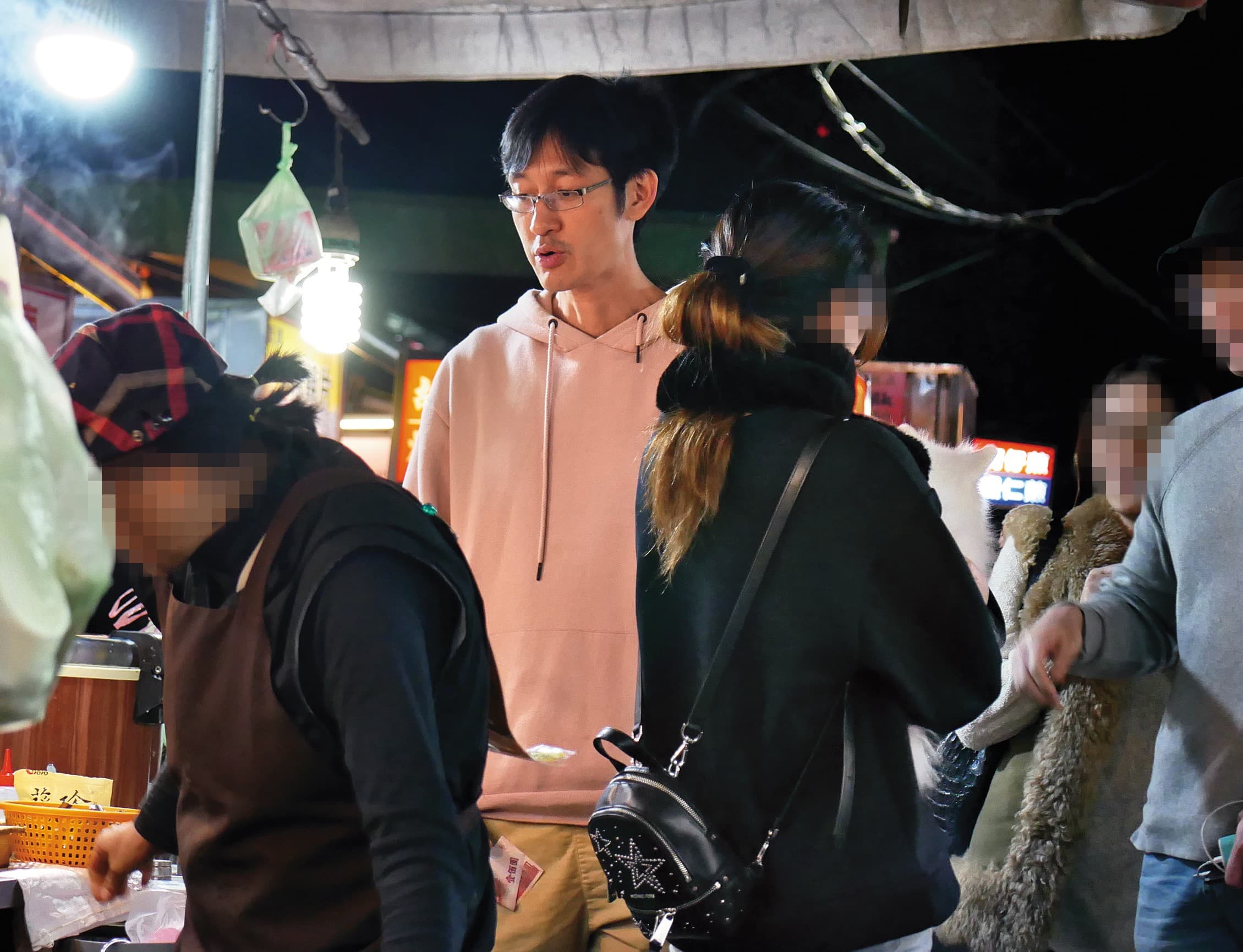 2019年，唐治平（中）曾被拍到和當時的同居女友（右）一起覓食。