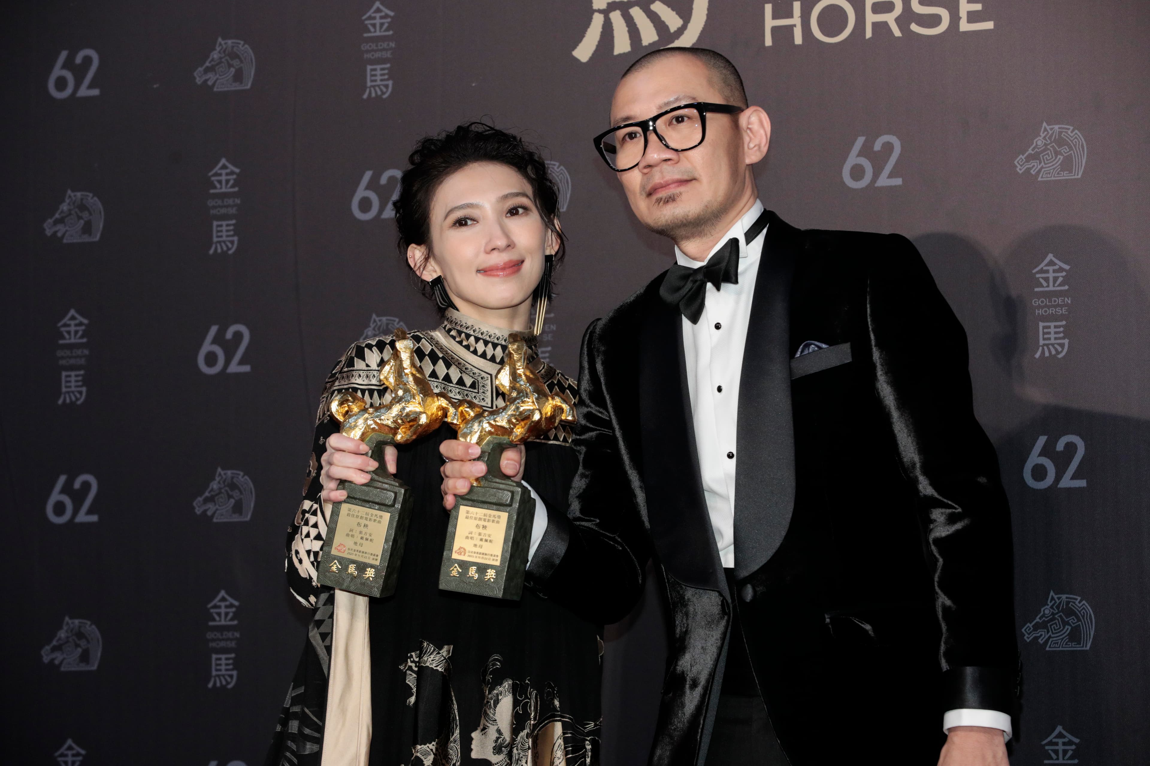 《地母》導演張吉安（右）代未出席的范冰冰領影后獎座，並與歌手戴佩妮一起獲頒最佳原創電影歌曲獎。