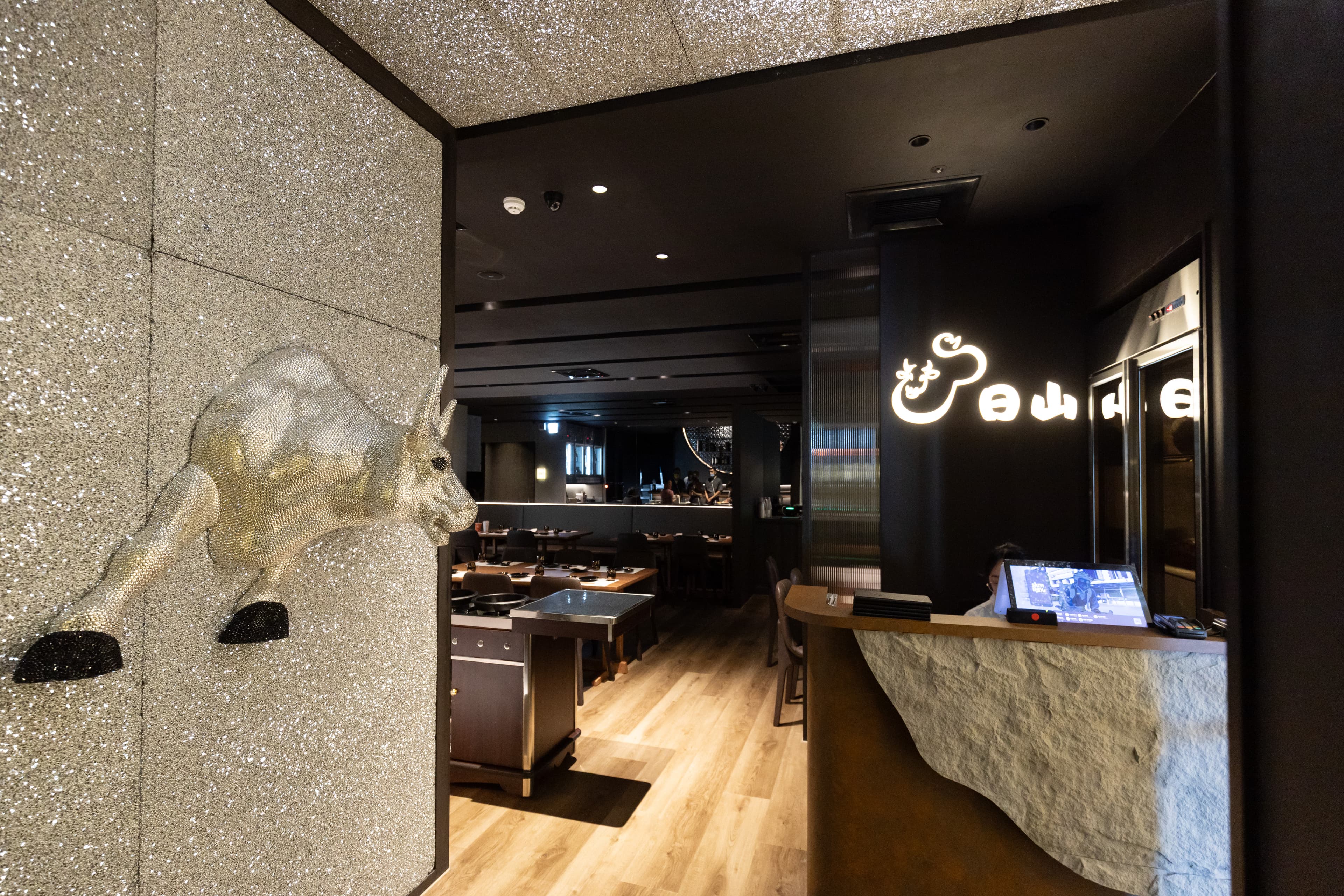 台北店玄關處天花板的星空元素由特殊鋁料打造，只要燈光照射就能創造出星空感，星空底下牛隻活力充沛的向前姿態，展現日山對和牛的自信。