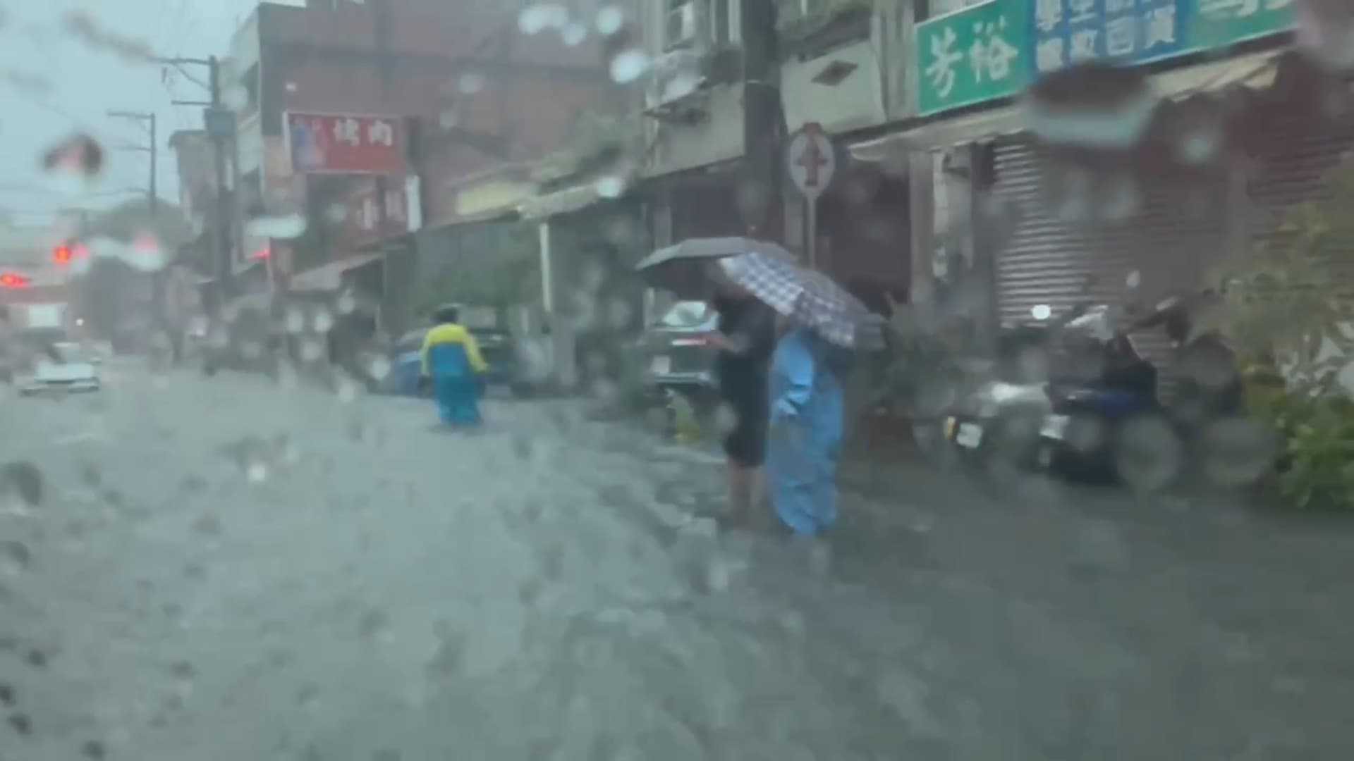 豪大雨狂炸彰化，各地淹水災情頻傳。（翻攝記者爆料網）