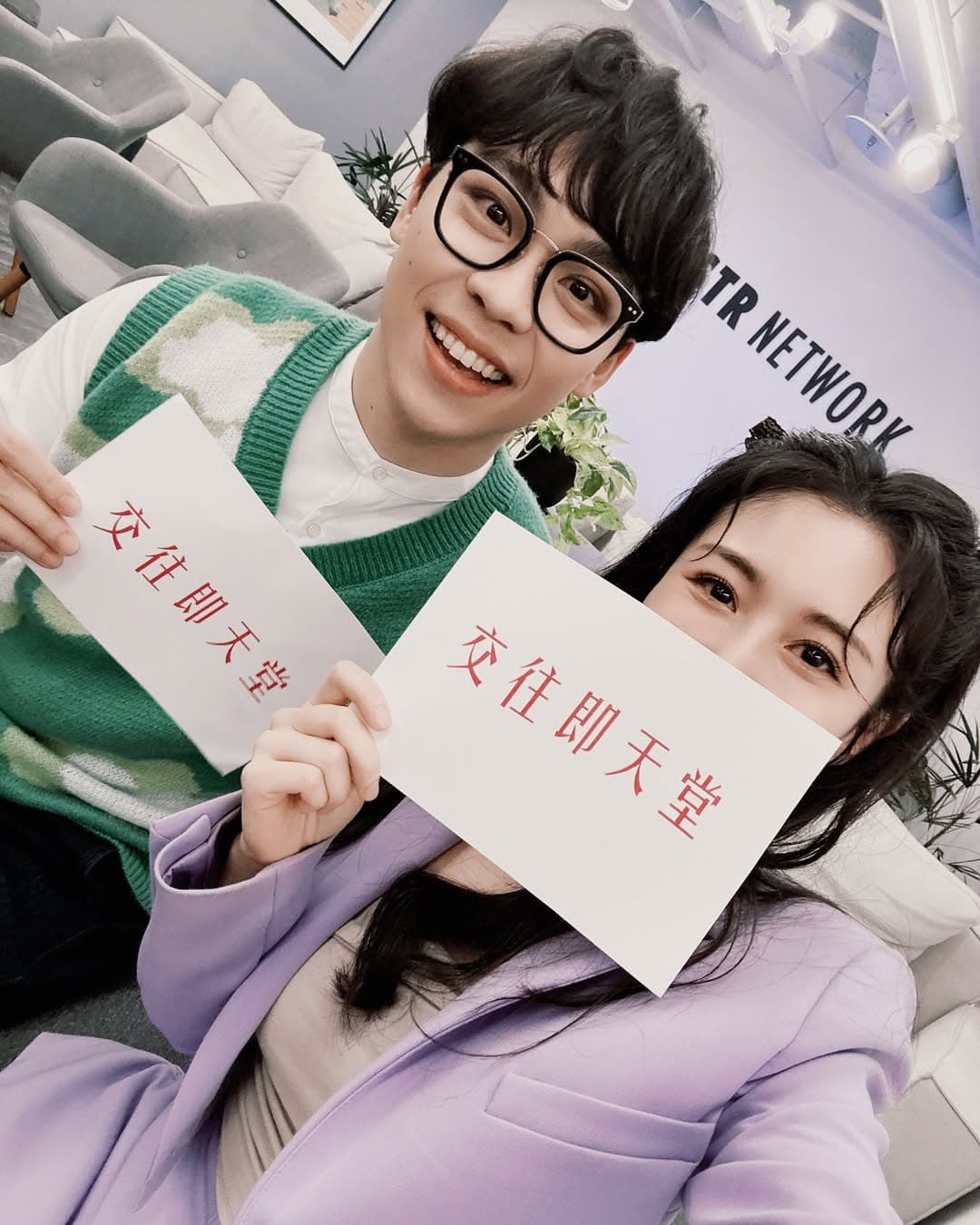 Albee在4月3日曾發文祝賀瓏生日，兩人都拿著「交往即天堂」的紙卡，但她稱這篇文僅是以工作夥伴視角發的祝福文。（翻攝Instagram@albeefin）
